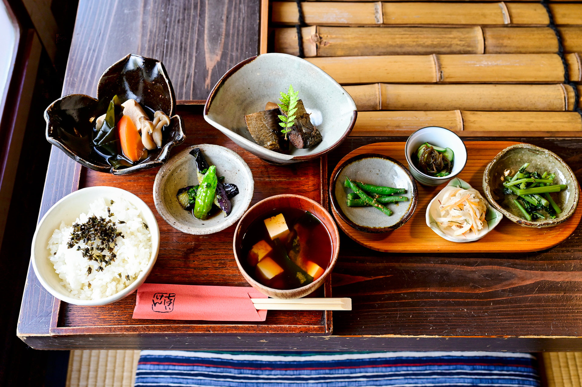 自家栽培の野菜や地元で採れた旬の食材、お米を中心に素材のよさを活かした「いのちを繋ぐ1汁3菜と保存食」