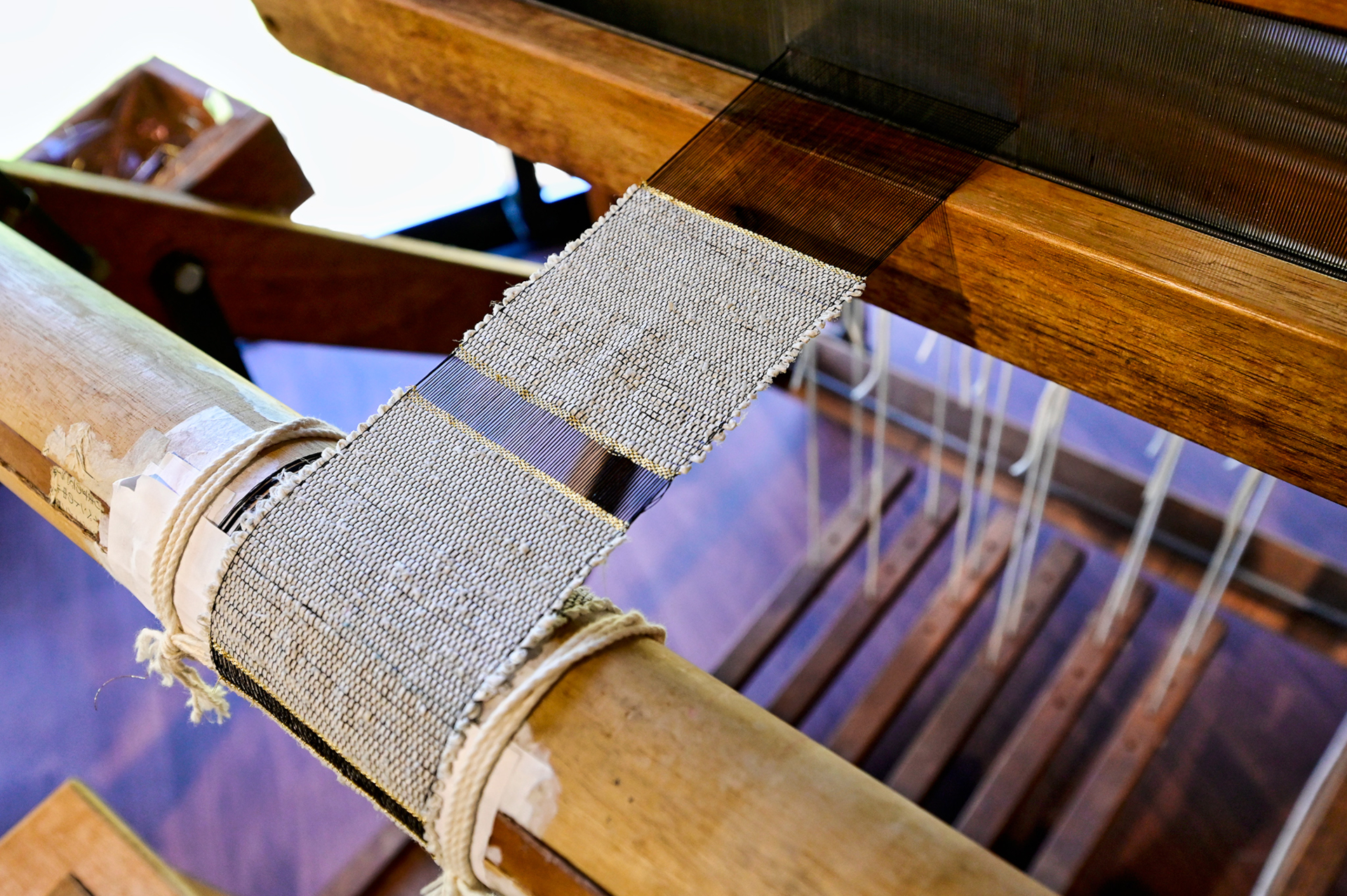 年季の入った機織り機での絹織り体験も可能