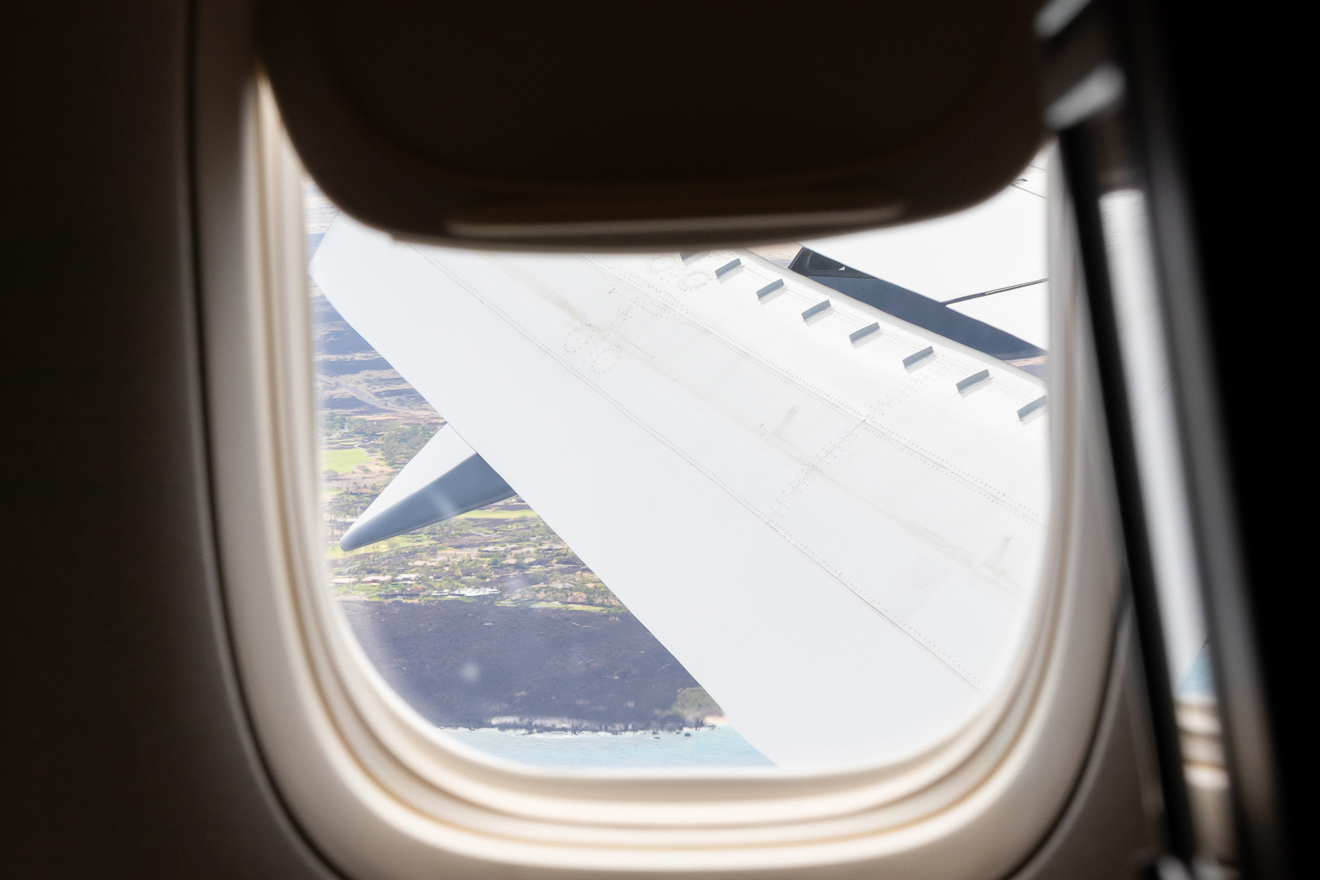 着陸直前にはハワイ島らしい黒い溶岩原野も見えた