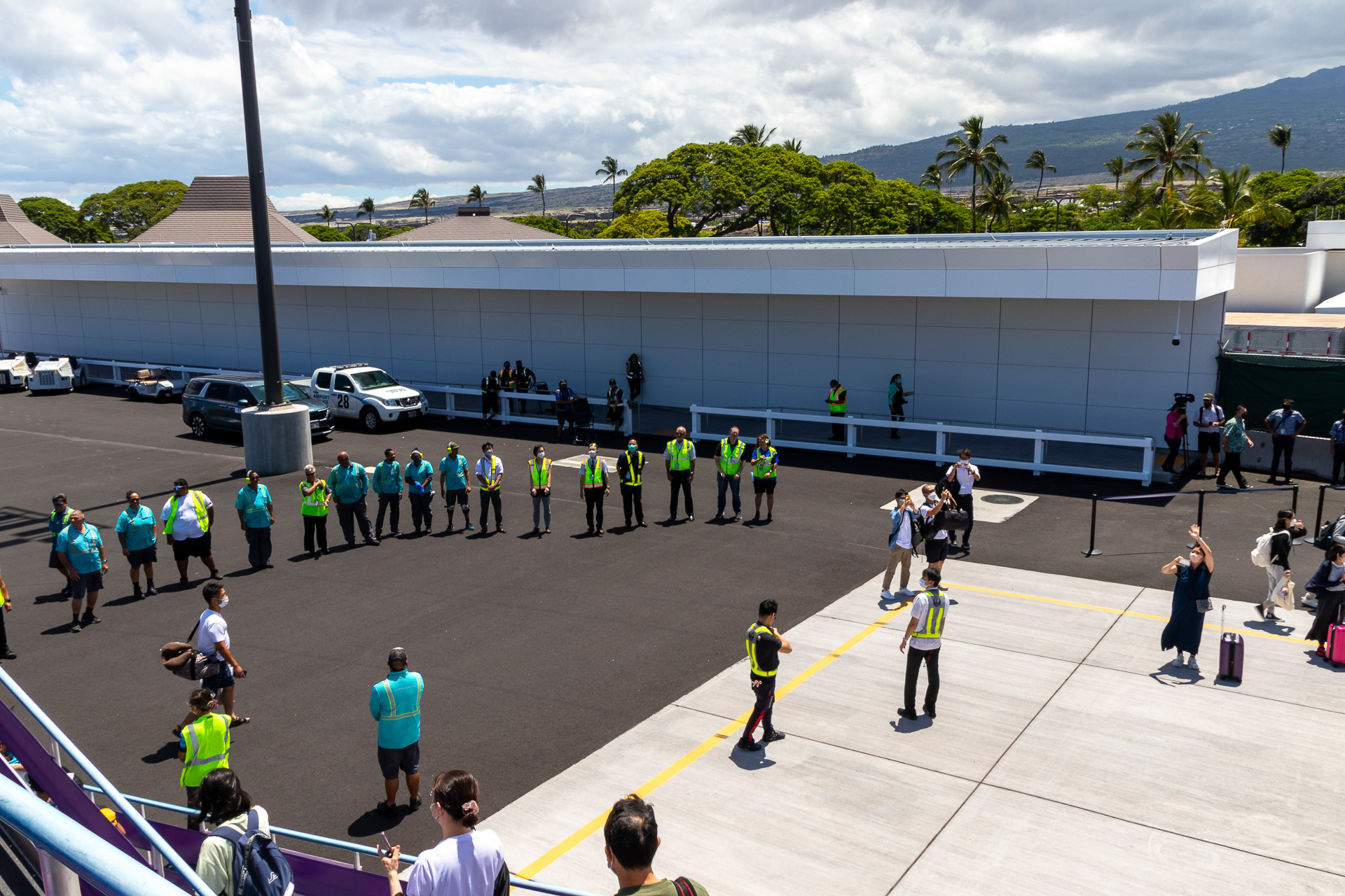 空港スタッフが出迎えてくれるなか、スロープ式のタラップで降機