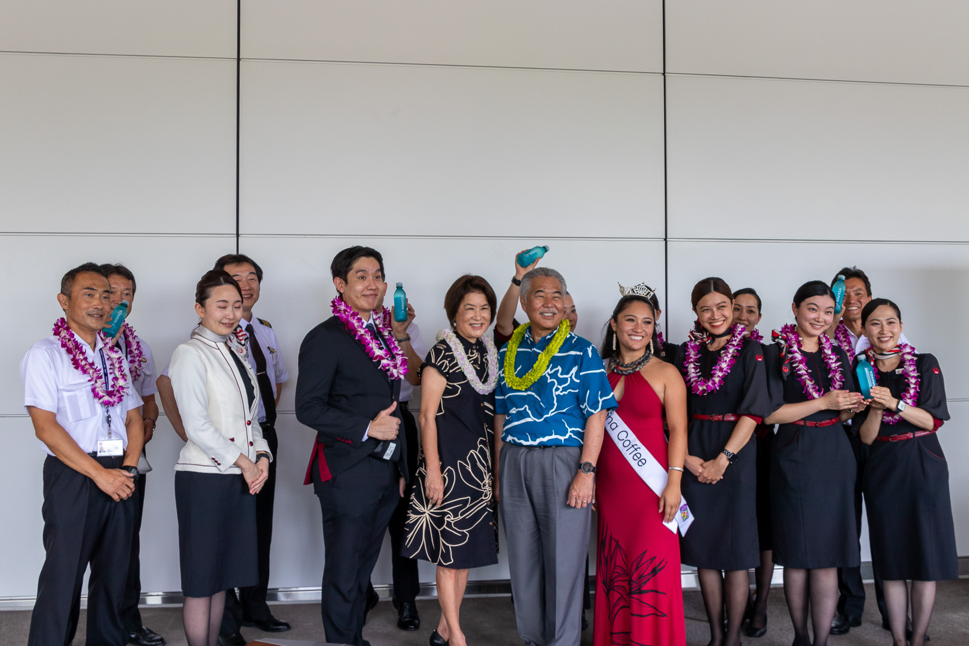 イゲ州知事夫妻とコナ・コーヒークイーンのキンドラ・ナカモトさんがJALスタッフと一緒に記念撮影