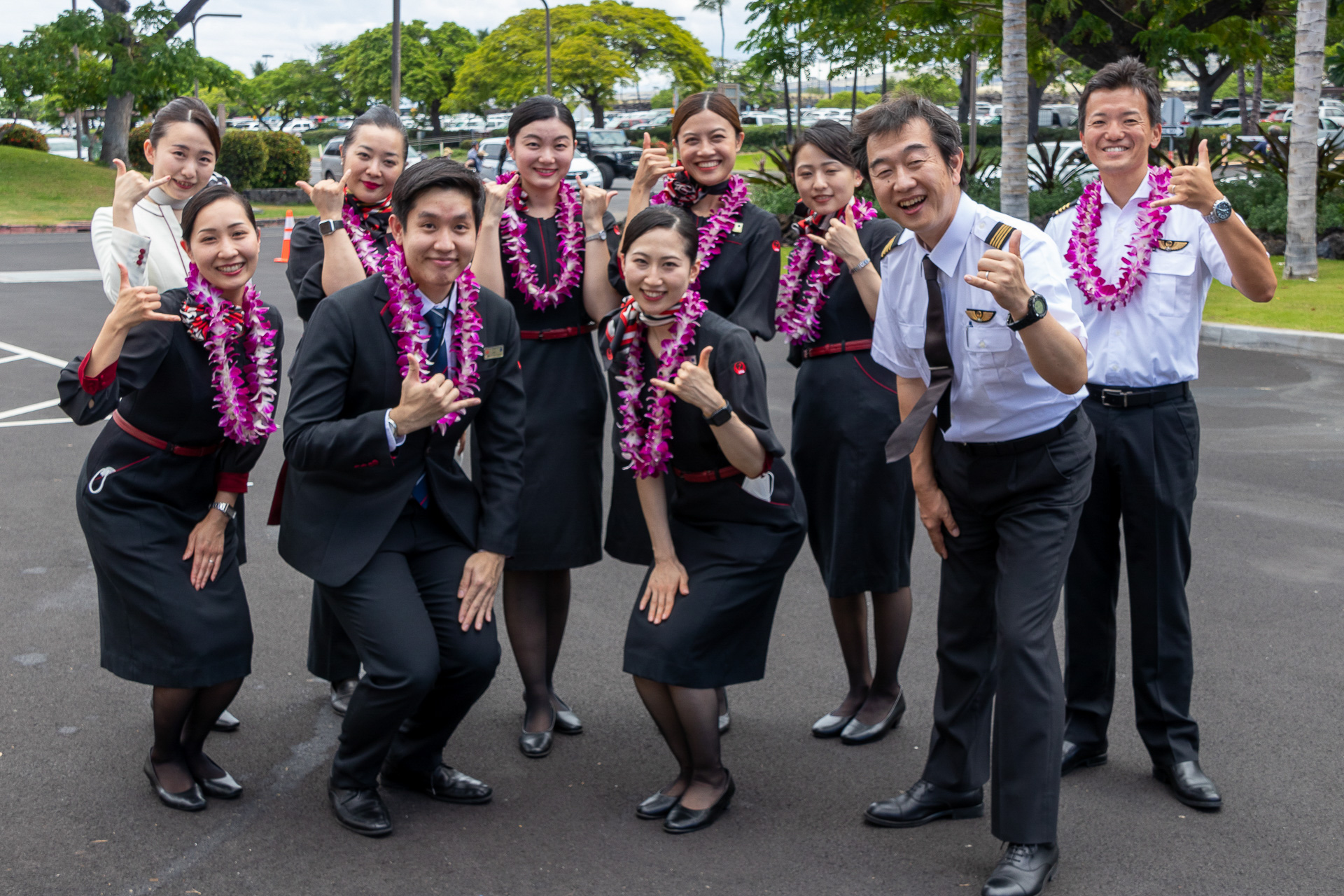 今回のJL770便に携わったスタッフ一同。写真手前の機長が船木幸緩氏で、写真奥の機長が青山哲也氏
