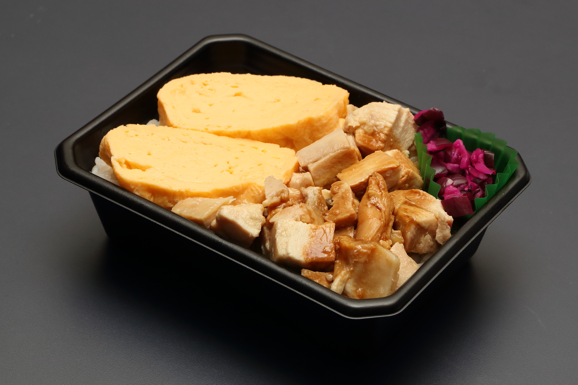 だし巻き玉子と鶏肉のシンプルな組み合わせ