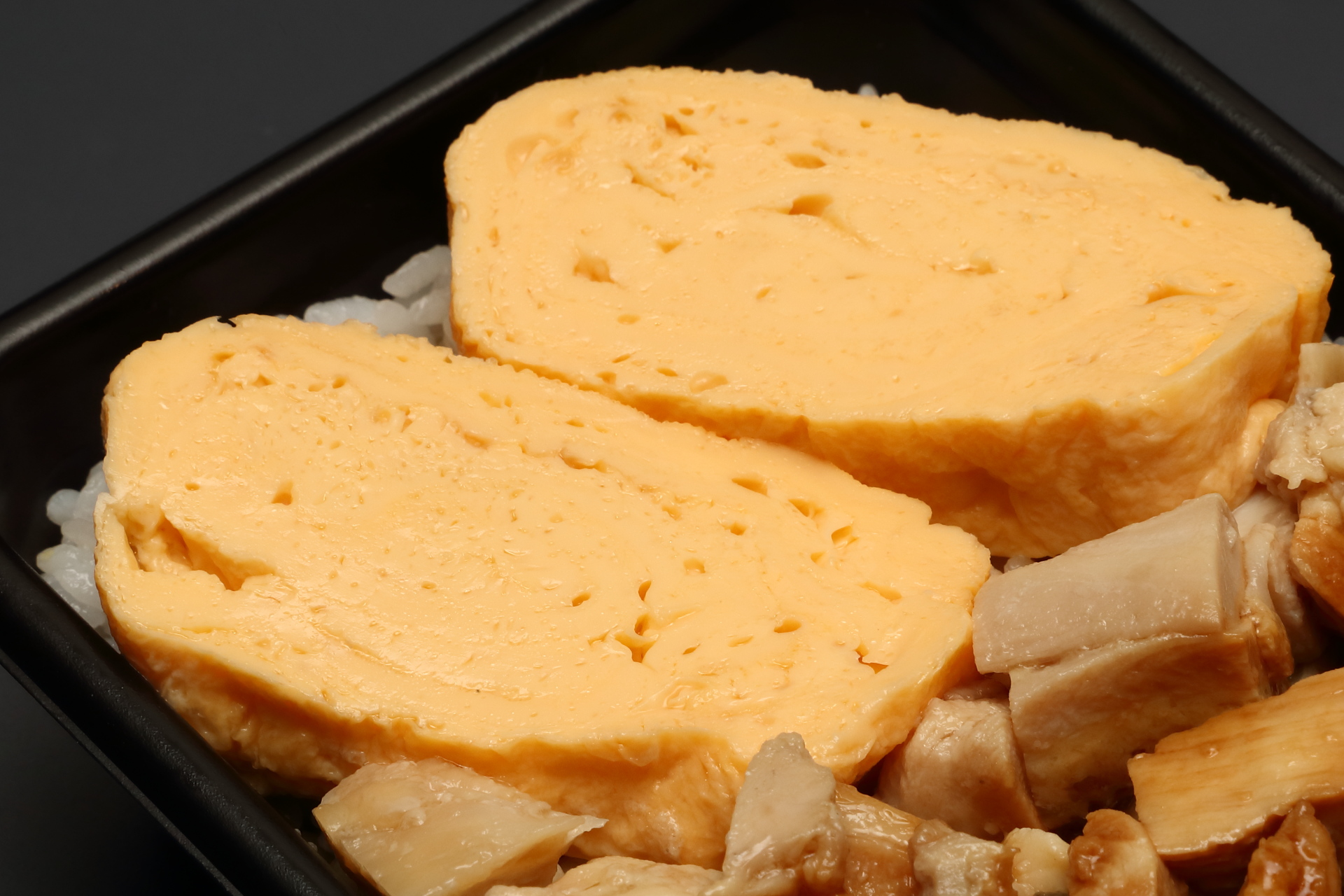 フワフワすぎて箸ではちょっぴりつかみにくいだし巻き玉子。食感も味付けも満足感高し