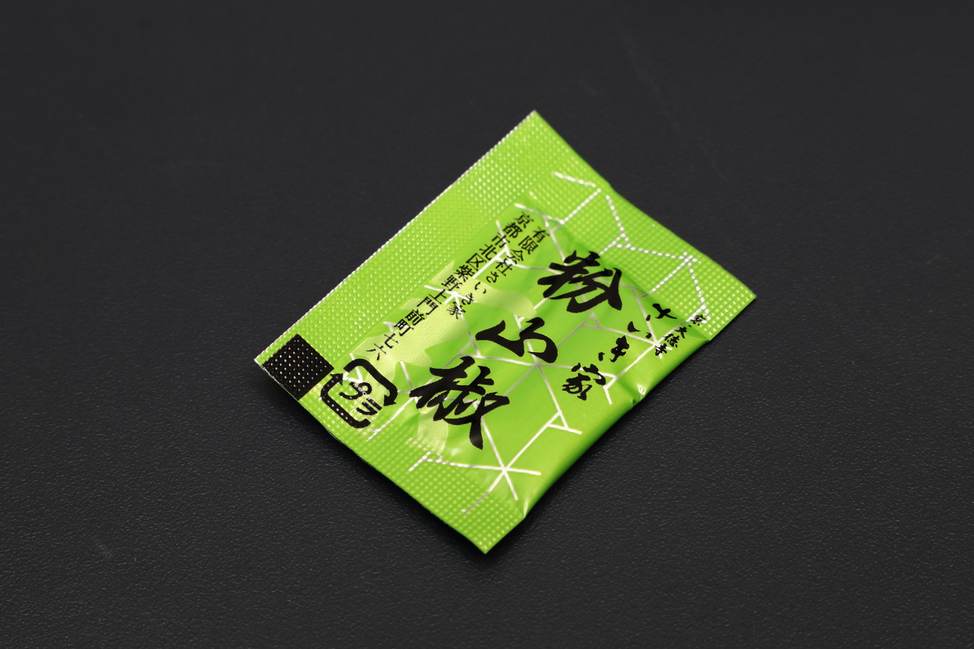 鶏肉もしっとりした食感と上品な味付け。粉山椒も添付されています