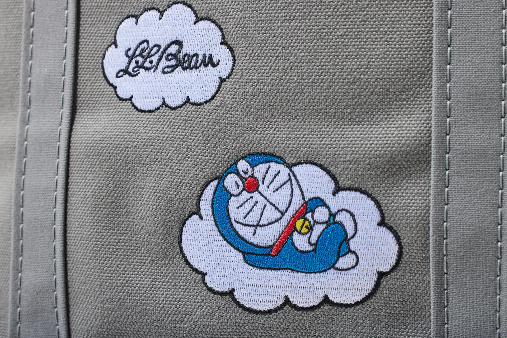 雲の上で寝るドラえもんとL.L.Beanマーク
