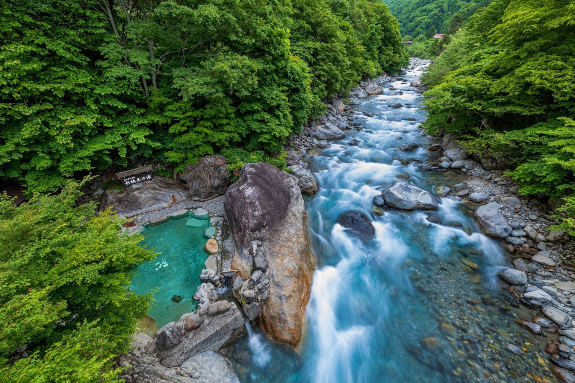 中部山岳国立公園を挟む松本市～高山市の横断ルートには3000m級の北アルプスをはじめ、四季折々の風景や歴史ある街並み、温泉、高原アクティビティなど、さまざまな魅力が点在する