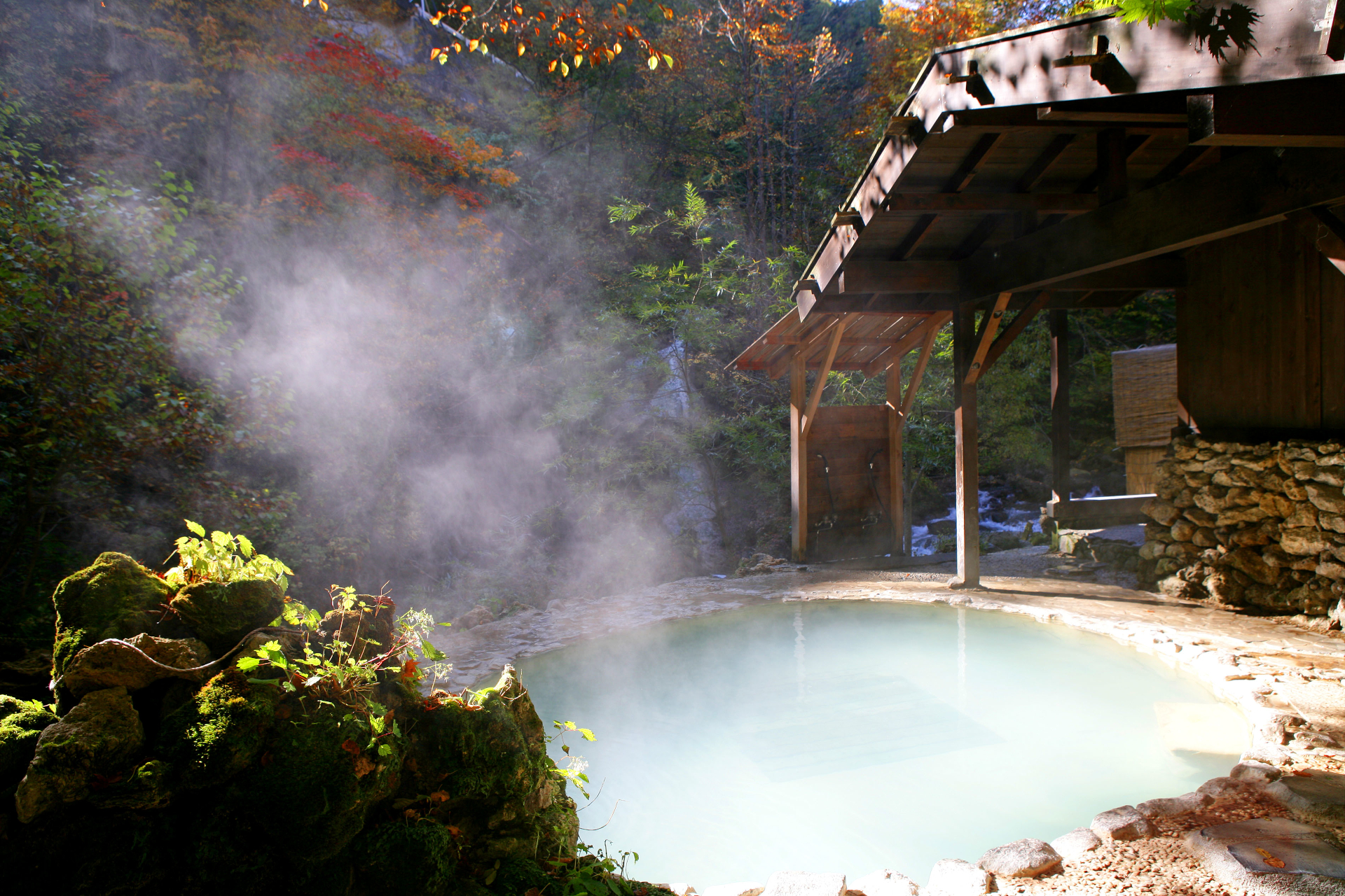 中部山岳国立公園を挟む松本市～高山市の横断ルートには3000m級の北アルプスをはじめ、四季折々の風景や歴史ある街並み、温泉、高原アクティビティなど、さまざまな魅力が点在する