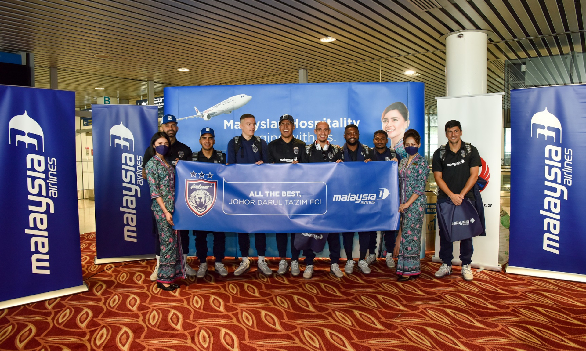 初便には、ACLでマレーシアとして初の最終16チーム入りを果たしたジョホール・ダルル・タクジムFCの選手たちも搭乗