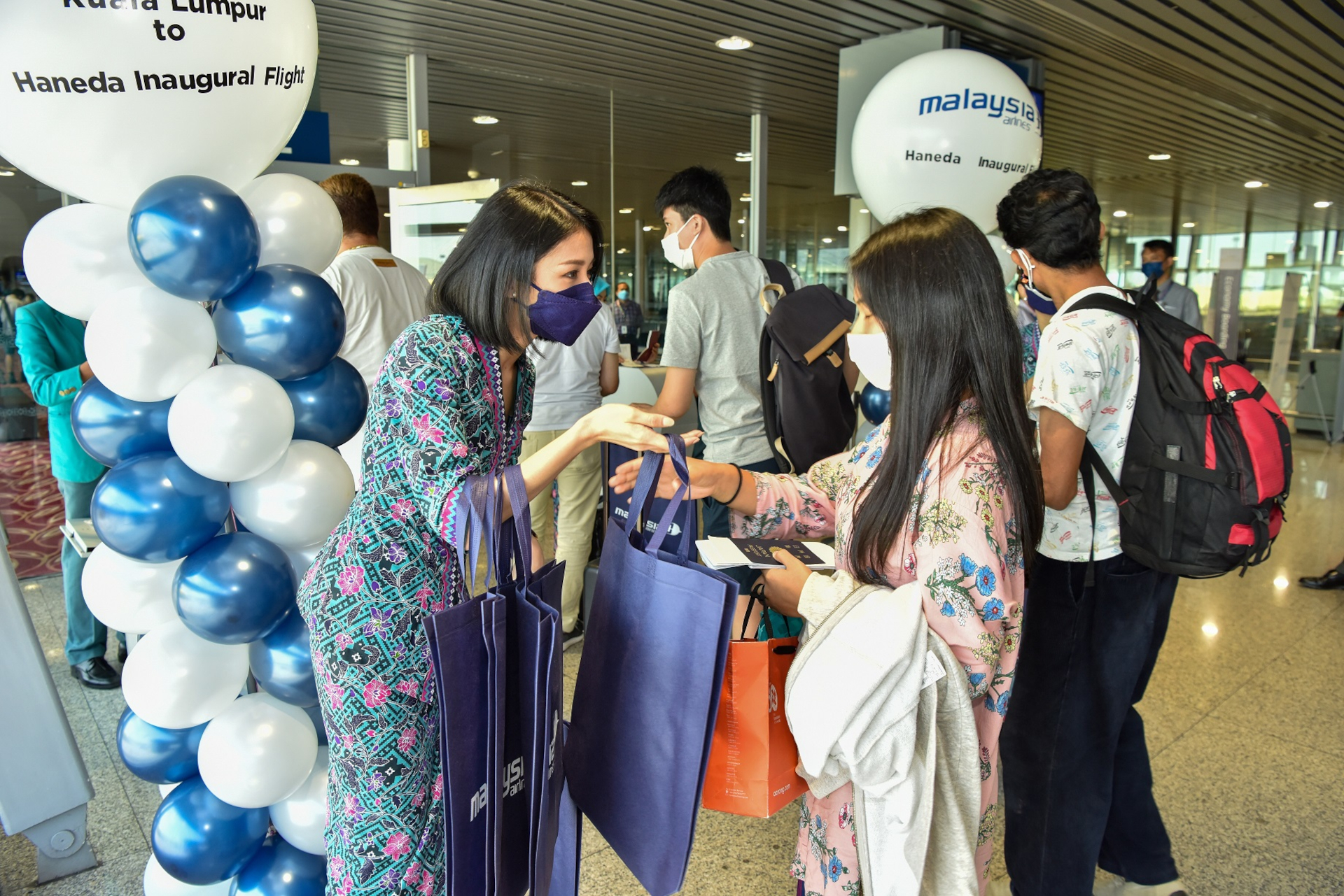 クアラルンプール国際空港出発時にはセレモニーが開催され、乗客はマレーシアの伝統舞踊や記念品贈呈により盛大に見送られた