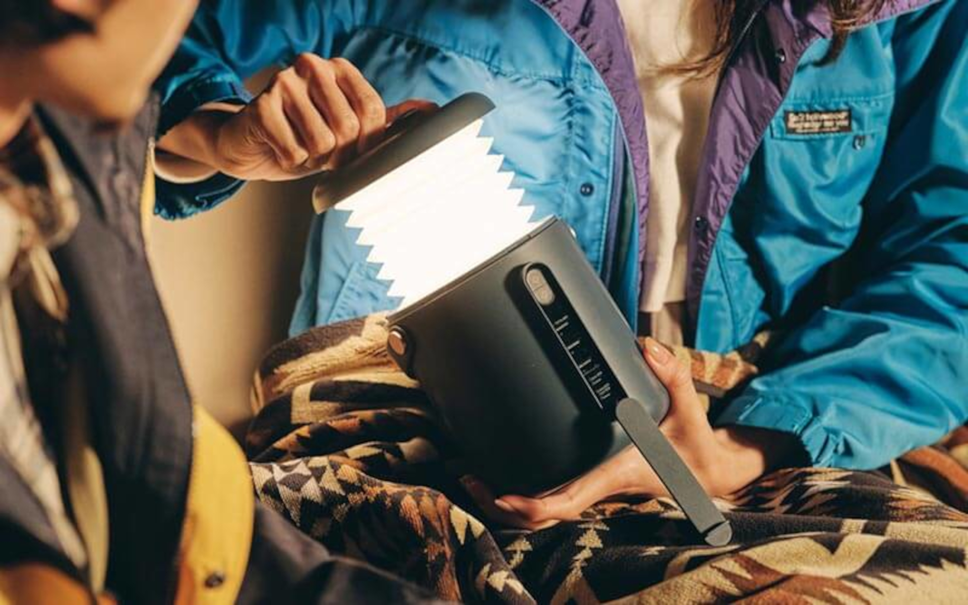 上部のつまみを引き上げるとランタンに