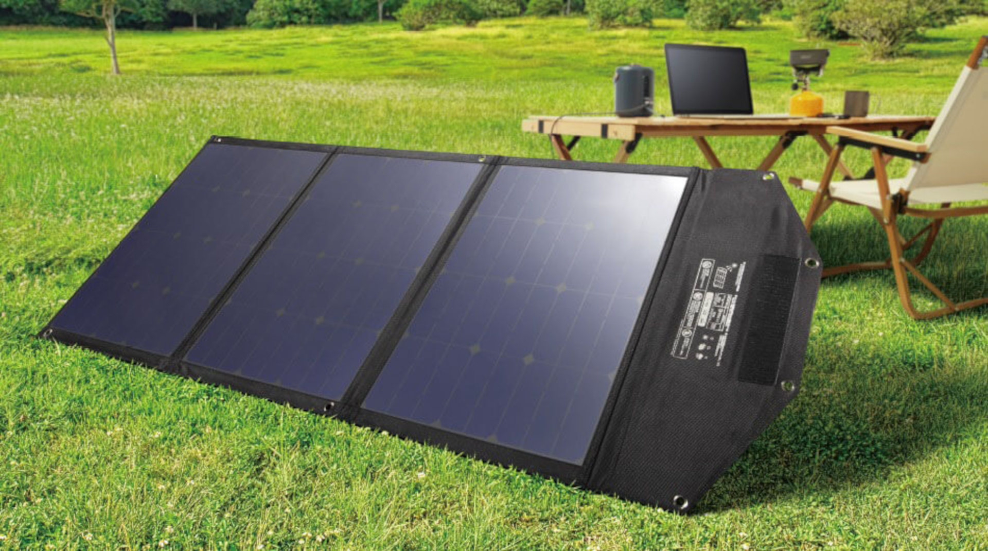 太陽に向けて最適な角度で光を当てることができるスタンドを背面に装備