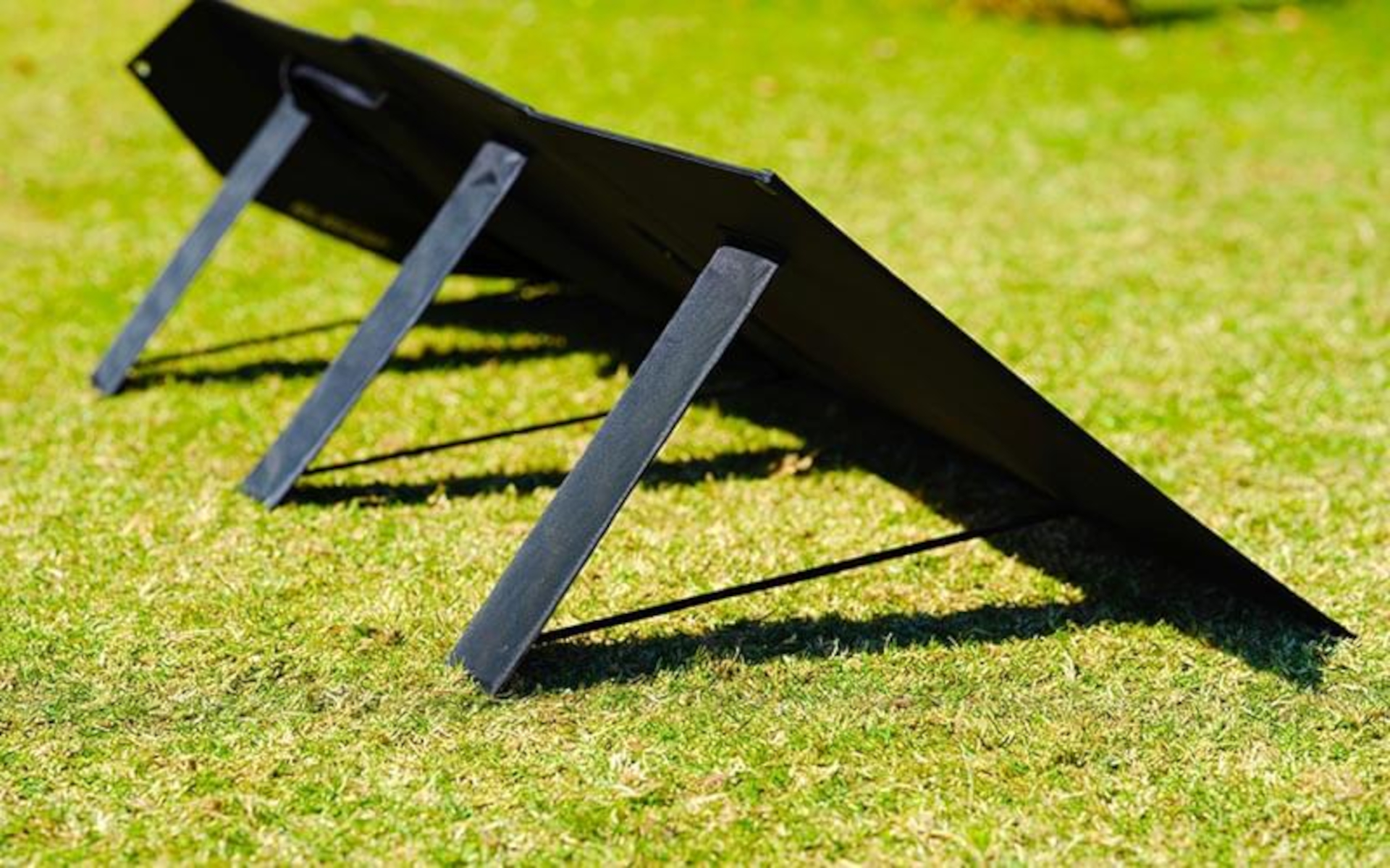 太陽に向けて最適な角度で光を当てることができるスタンドを背面に装備