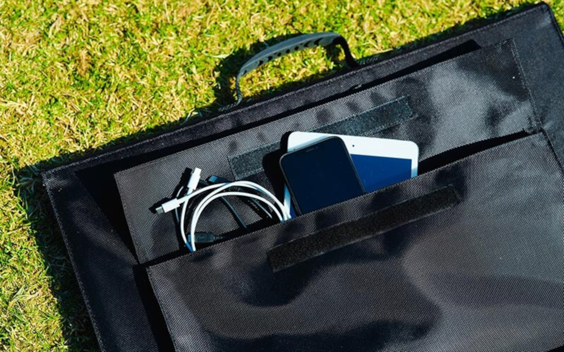 充電する際に必要なケーブルや機器を収納できるポケット付き