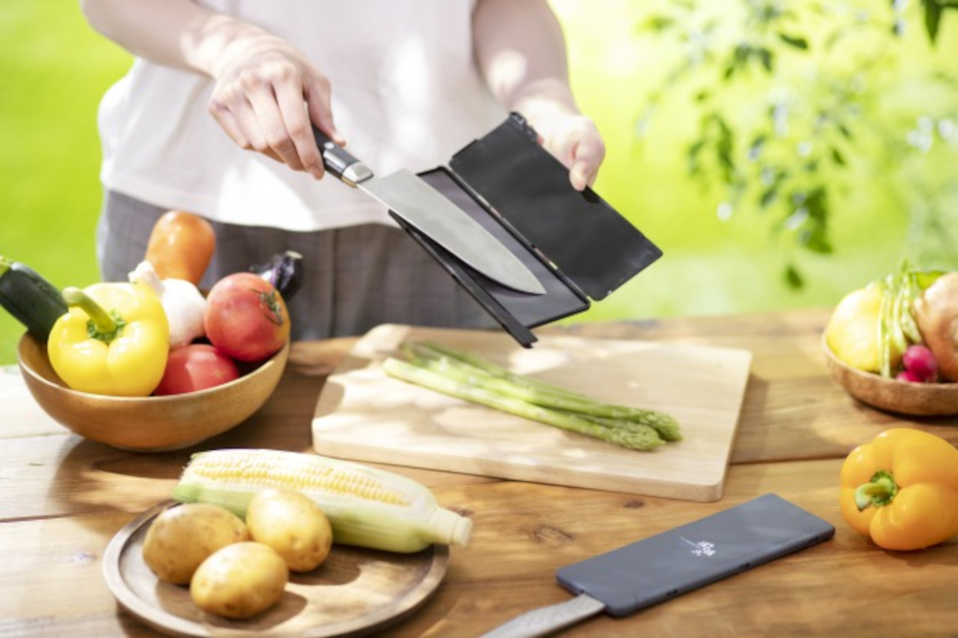 貝印「関孫六 ブレードガード マグネットタイプ」2色を新発売