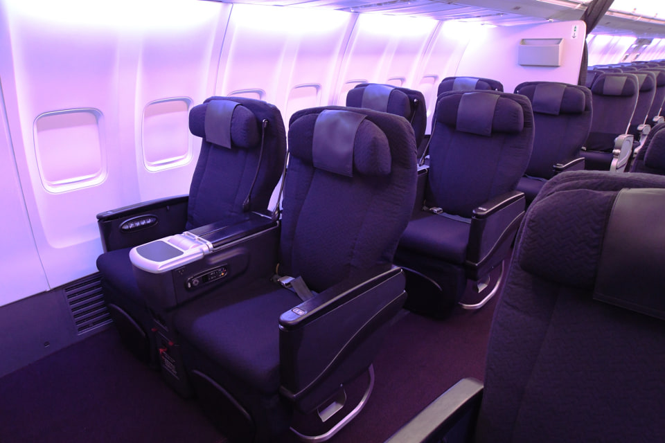 JAL、ボーイング 737-800型機のリニューアルインテリアを発表。機内Wi