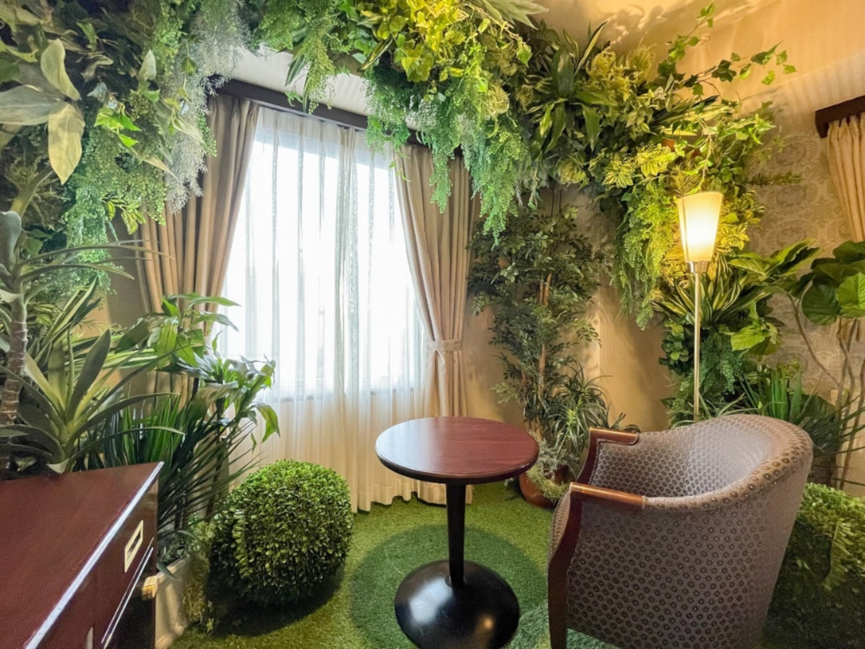 鮮やかな緑に囲まれた「大名の杜 -Green garden-」。家庭用プラネタリウム「Homestar」を導入しており、夜は部屋いっぱいに広がる星空を楽しめる