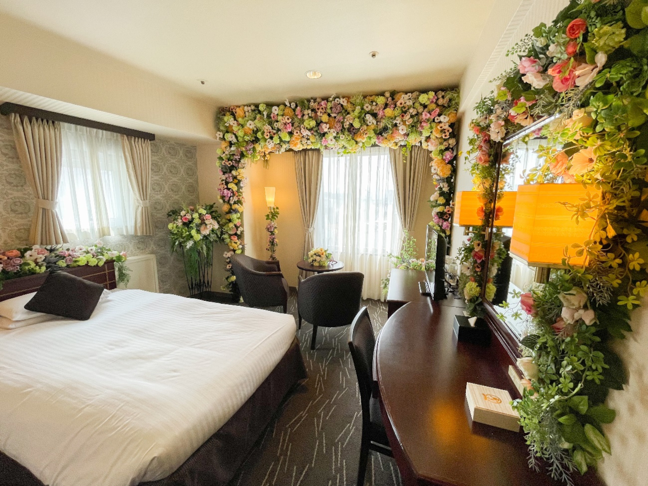 アーティフィシャルフラワーを散りばめた華やかな「Four seasons -Flower garden-」。鏡台やベッドサイドにも贅沢に花々をあしらい非日常の空間を提供