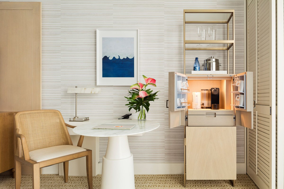 テーブルやベッドサイドテーブルはハレクラニのプールを連想させる楕円形に。全客室にエスプレッソマシンや湯沸かしポットが備わっています