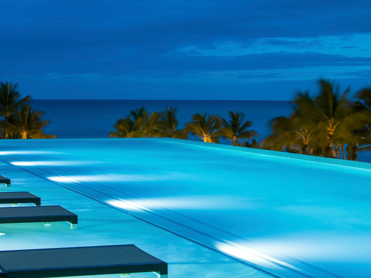 美しいインフィニティプール！リゾートならではの非日常シーンですね