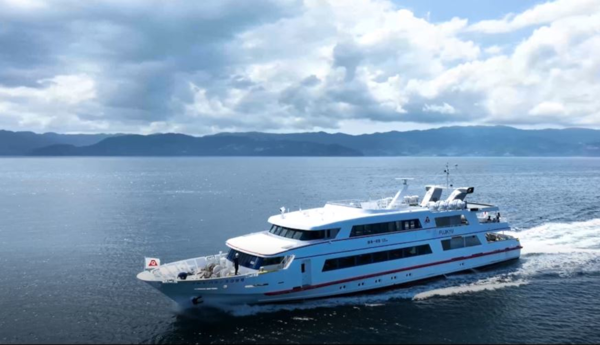 初音ミクの世界観たっぷりに装飾したクルーズ船を運航。熱海～初島の往復乗船券（大人2640円/小人1320円）を購入した人には描きおろしイラストのポストカードをプレゼント