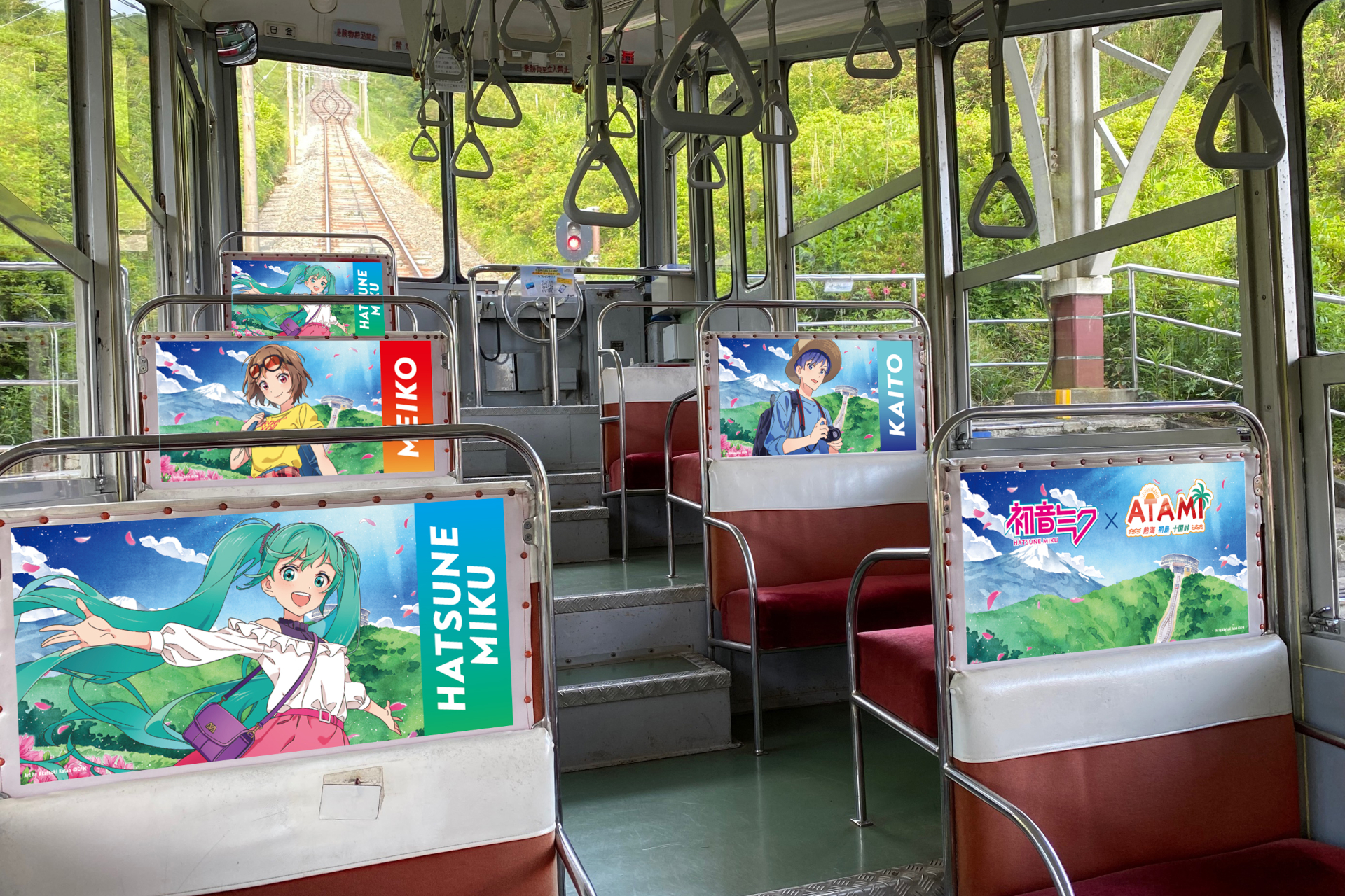 十国峠ケーブルカーの車内が初音ミクや仲間たちでいっぱいに。往復乗車券（大人730円/小人370円）を購入した人には描きおろしイラストのポストカードをプレゼント