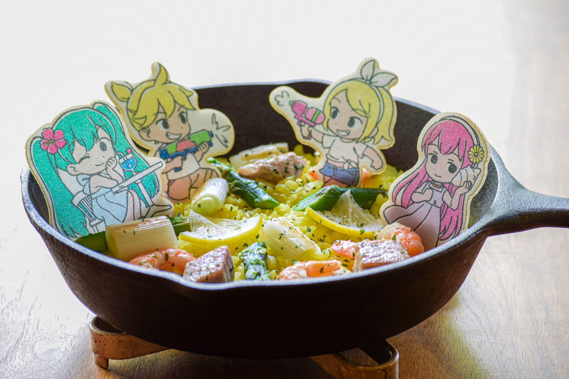 ミク・リン・レン・ルカと一緒にenjoy！　海の幸パエリア（2000円）など、「テラスレストラン ENAK」のコラボメニューは全10種類