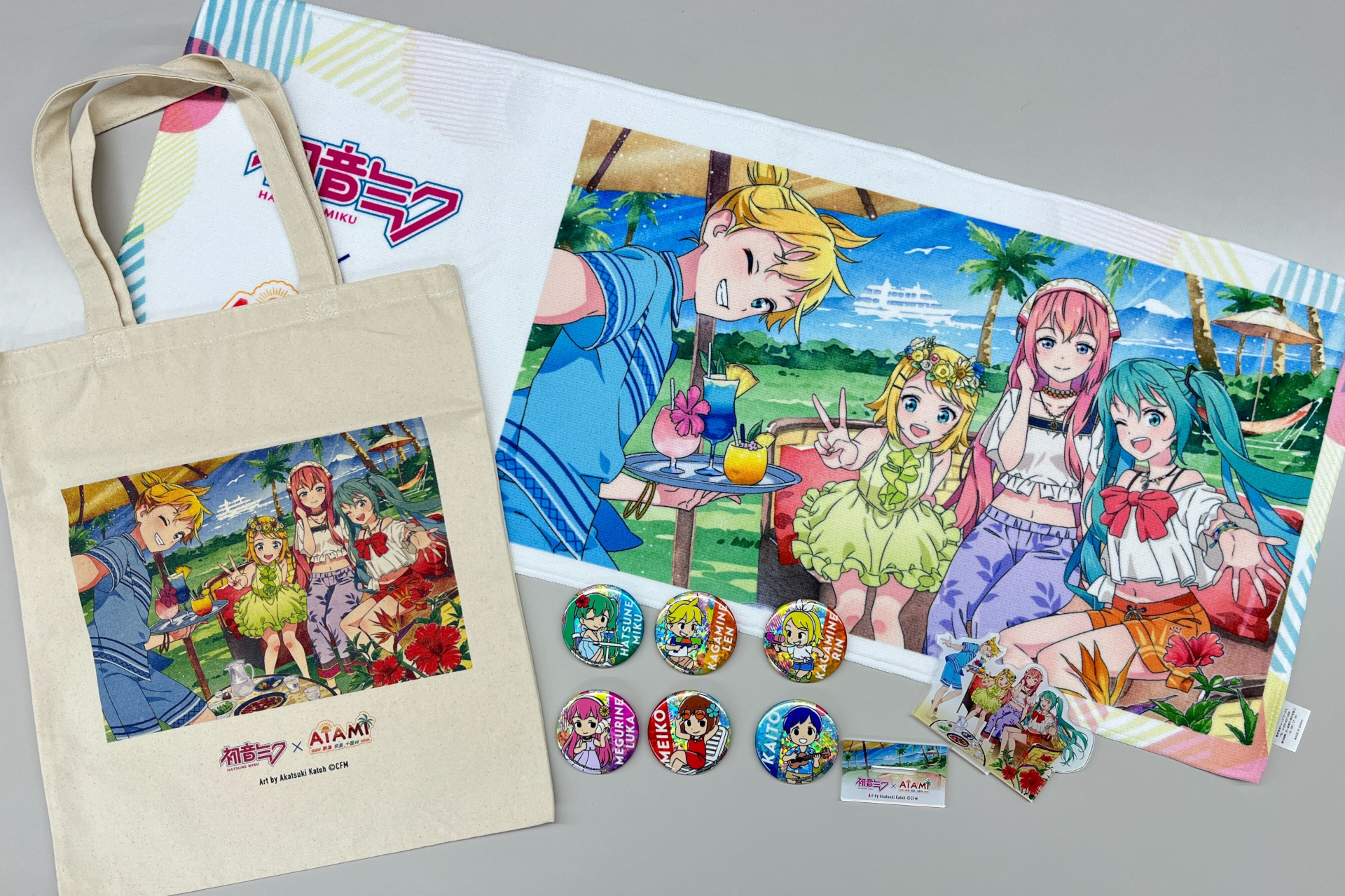 フェイスタオル（2000円）やトートバッグ（1500円）など、熱海港、ホテル、十国峠山麓の各売店でオリジナルグッズ（全10種類）を販売。コラボクルーズの乗船記念には御船印（2種類/各500円）もオススメ