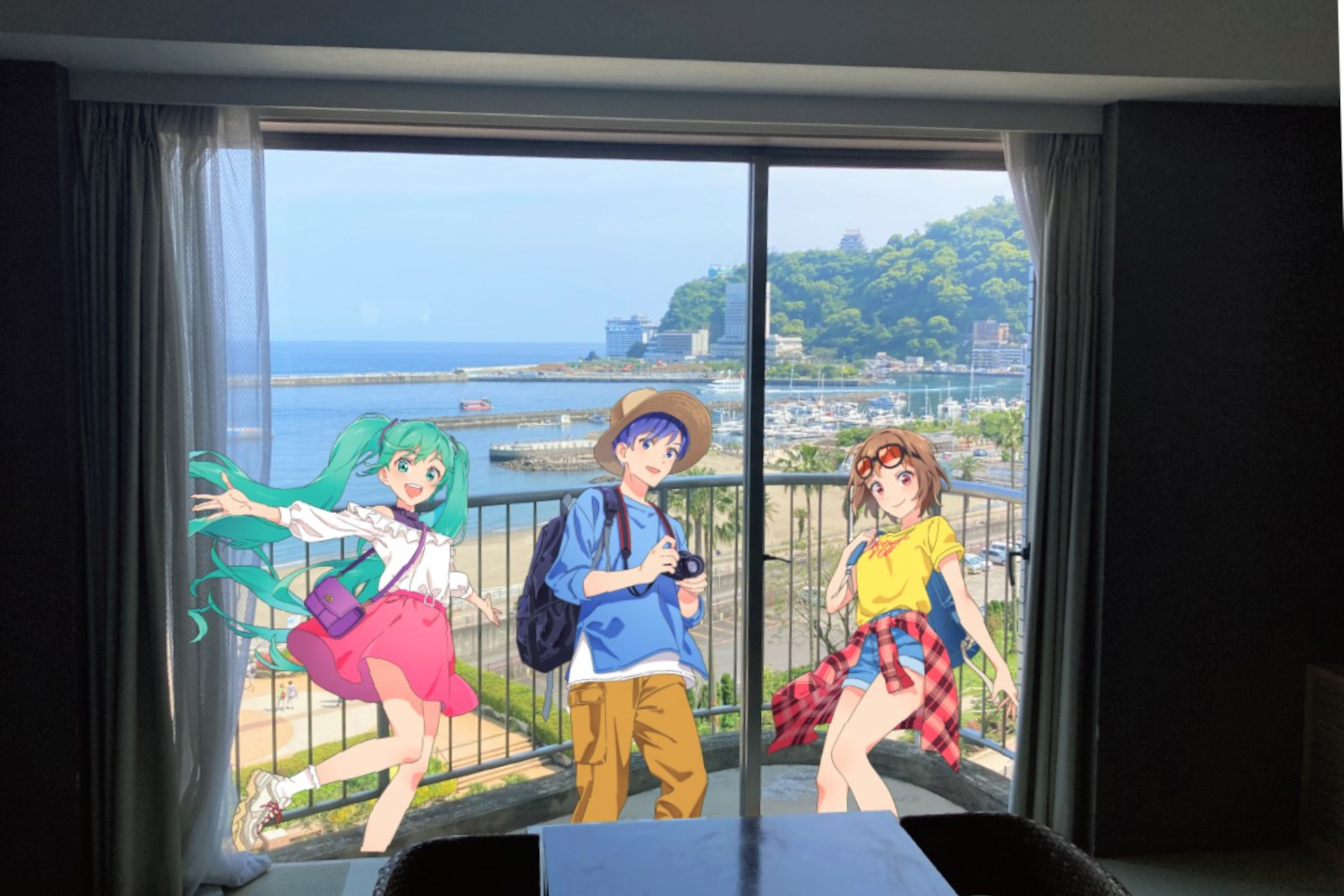 コラボルームは「初島バージョン」（左）「十国峠バージョン」（右）の2室限定で宿泊予約を受け付けている。客室タイプはアジアンルーム（定員3名）で、1泊2食付き1人あたり1万8800円～