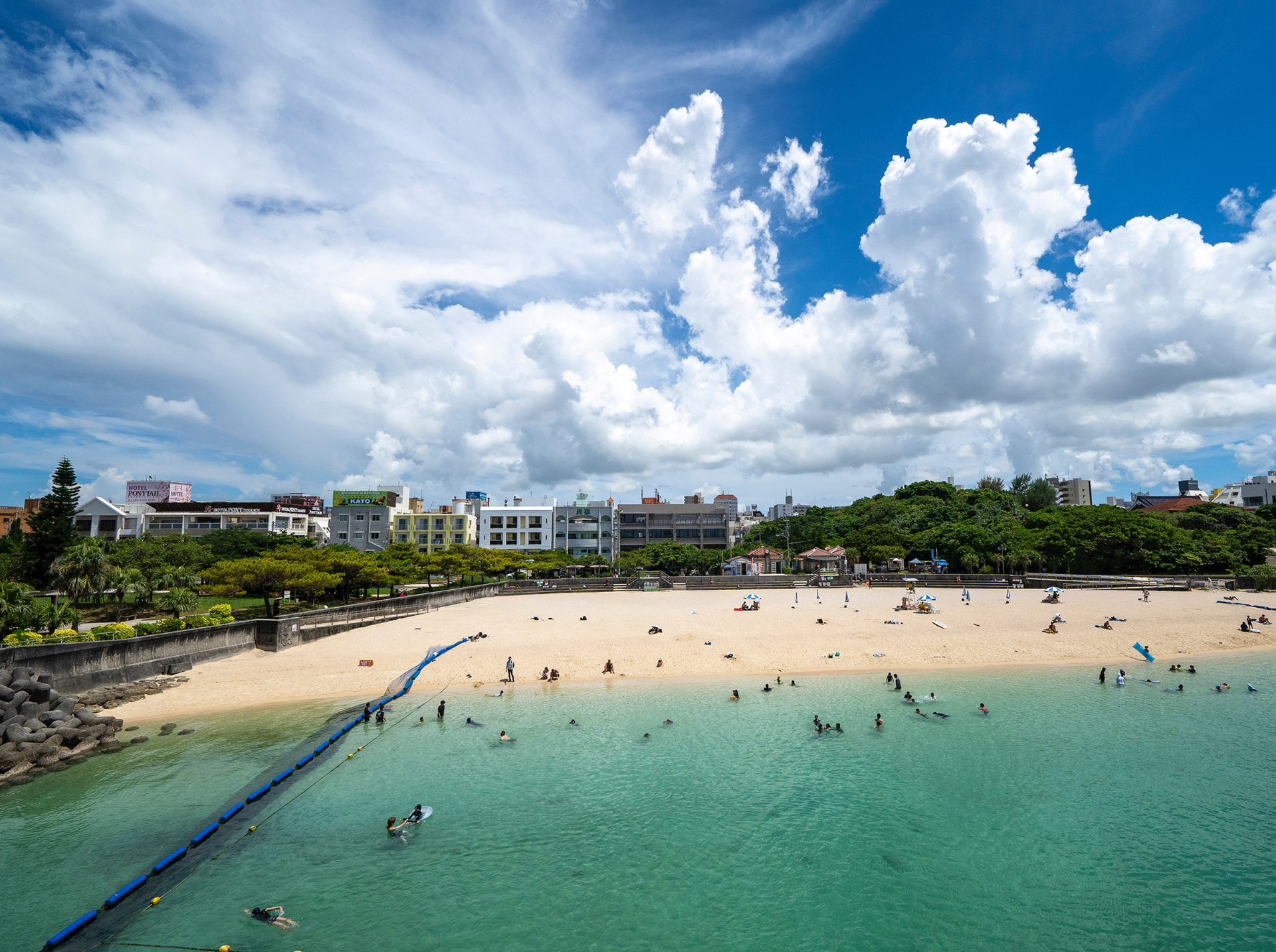 沖縄県那覇市にレストラン、ホテル、バーが入った複合施設を開業する