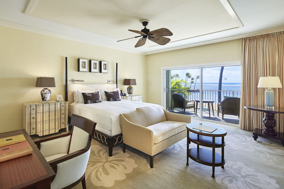 バルコニーからの眺めが魅力の「ビーチフロントラナイ」。客室は上品なトロピカルトーンでまとまっています