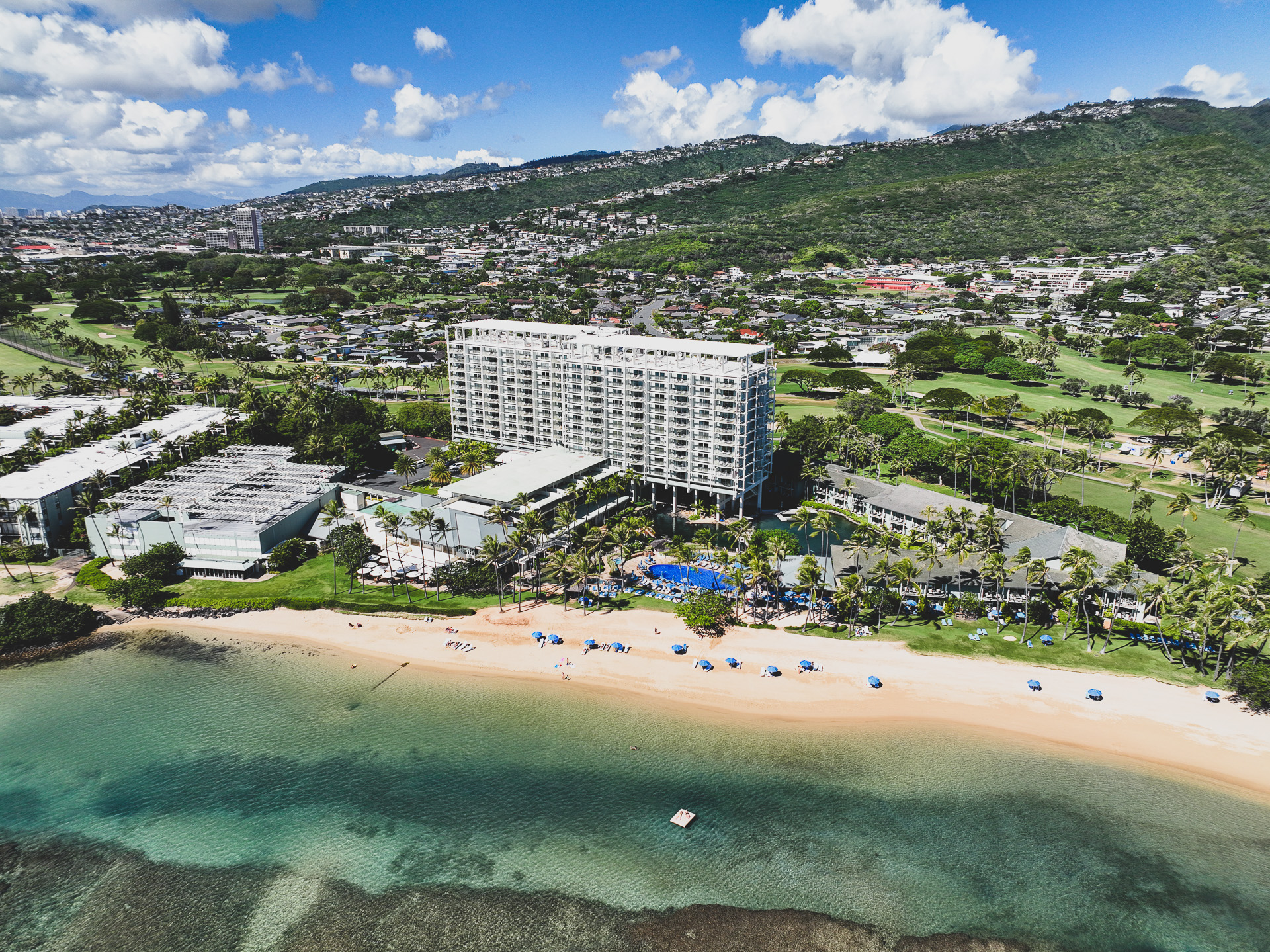 10階建てのタワーウイングと2階建てのドルフィンラグーンウイングがあり、総客室数338室のザ・カハラ・ホテル＆リゾート