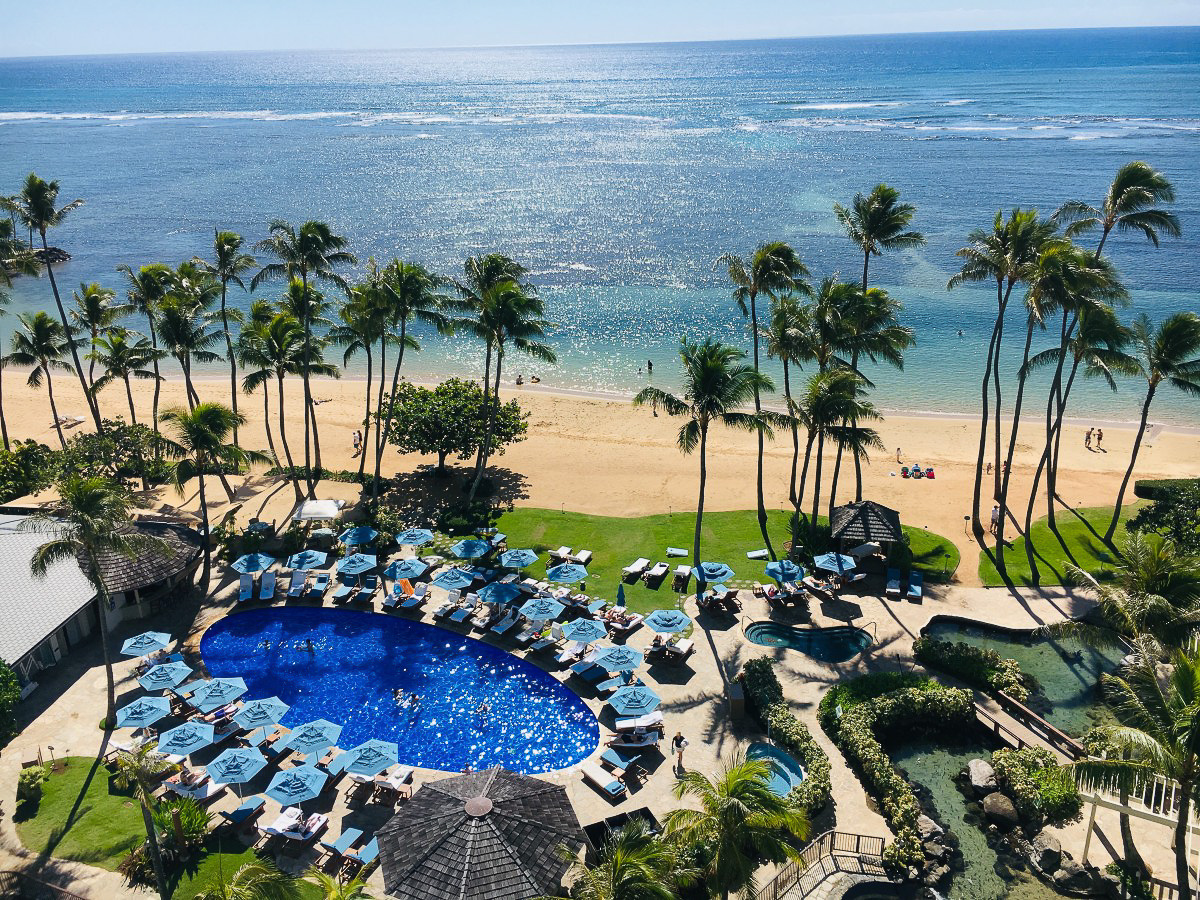 ラナイからは250mの白砂ビーチとプライベートプール、ドルフィン・ラグーンが望めます。お部屋からイルカが見えるってスゴイ！