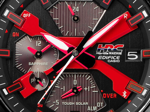 カシオ、「Honda Racing」の赤バッジに使われる塗料を文字板パーツに