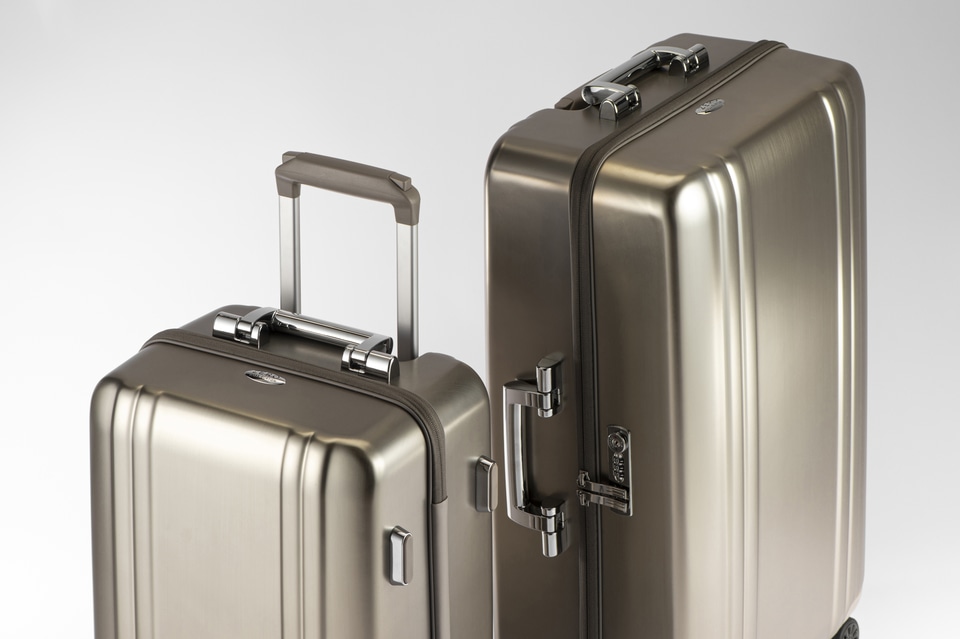 ゼロハリバートン、アルミのような輝きを放つスーツケース「ZRM