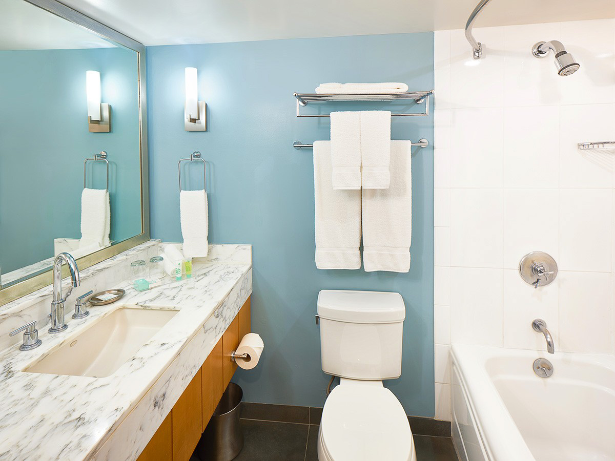 ティファニーブルーと白を基調としたバスルームは全室バスタブ付きです