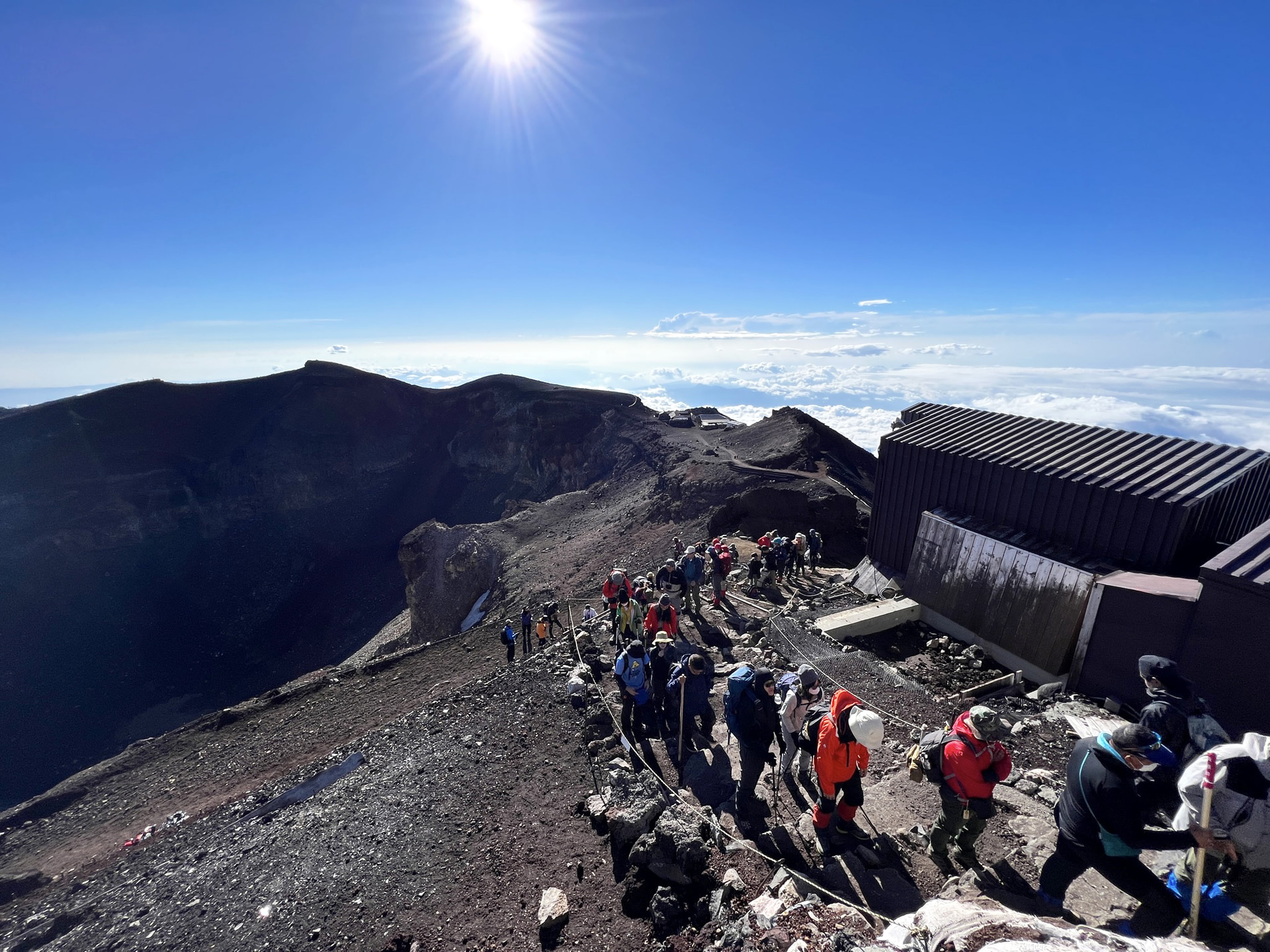 楽天モバイルは富士山頂で4G・5G通信サービスの提供を開始した