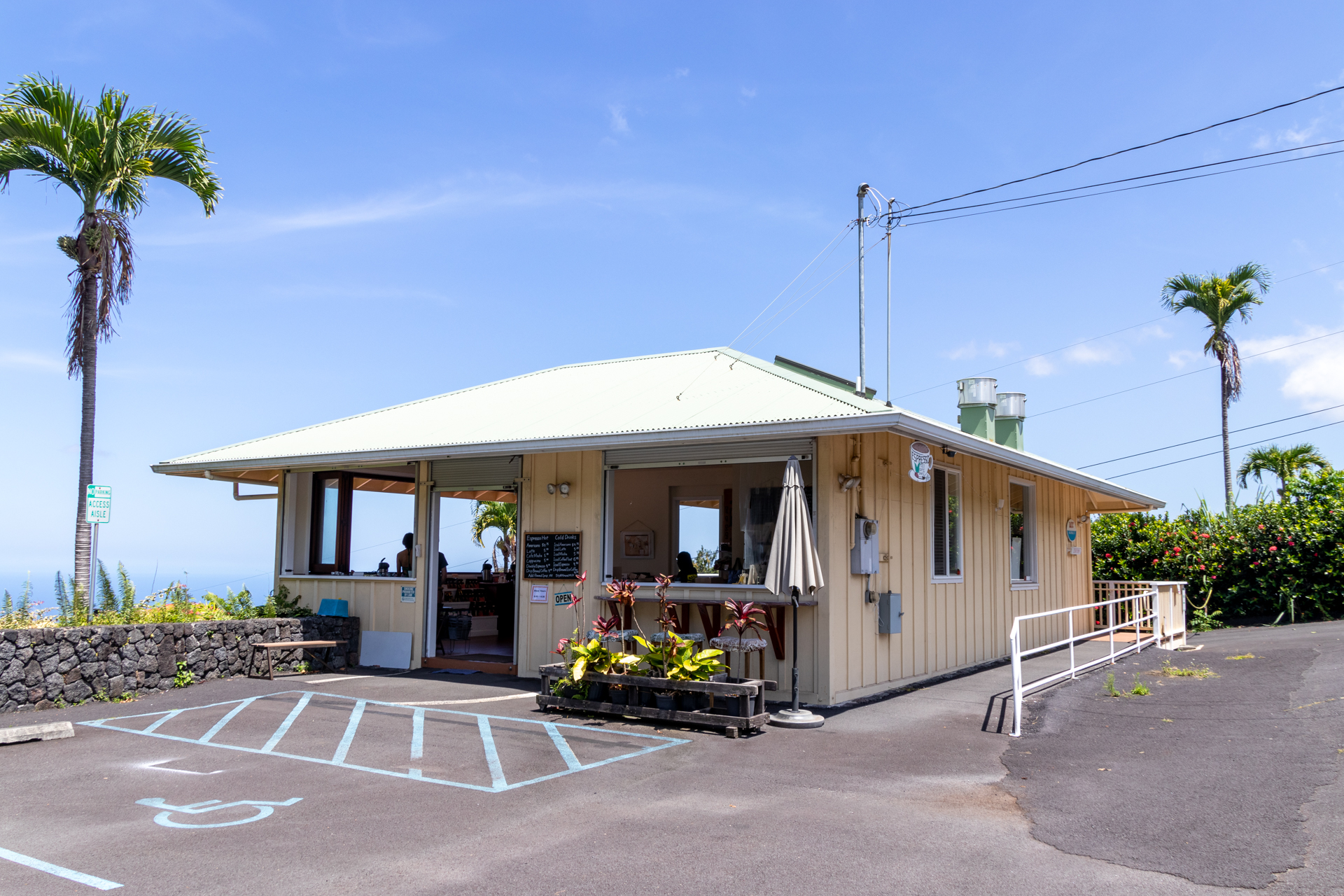 ハワイらしいオープンエアーなキオスク