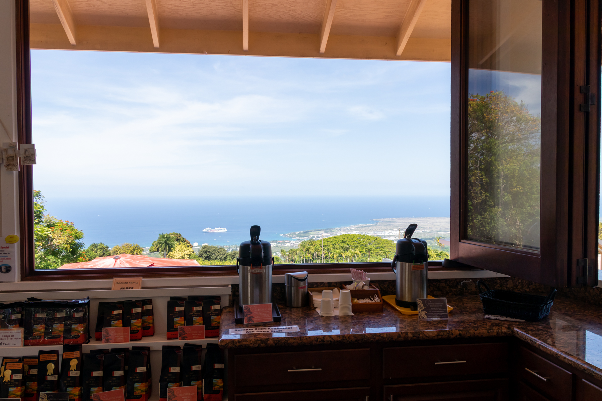 店内からの景色も素晴らしい。コーヒー豆の購入や試飲ができる