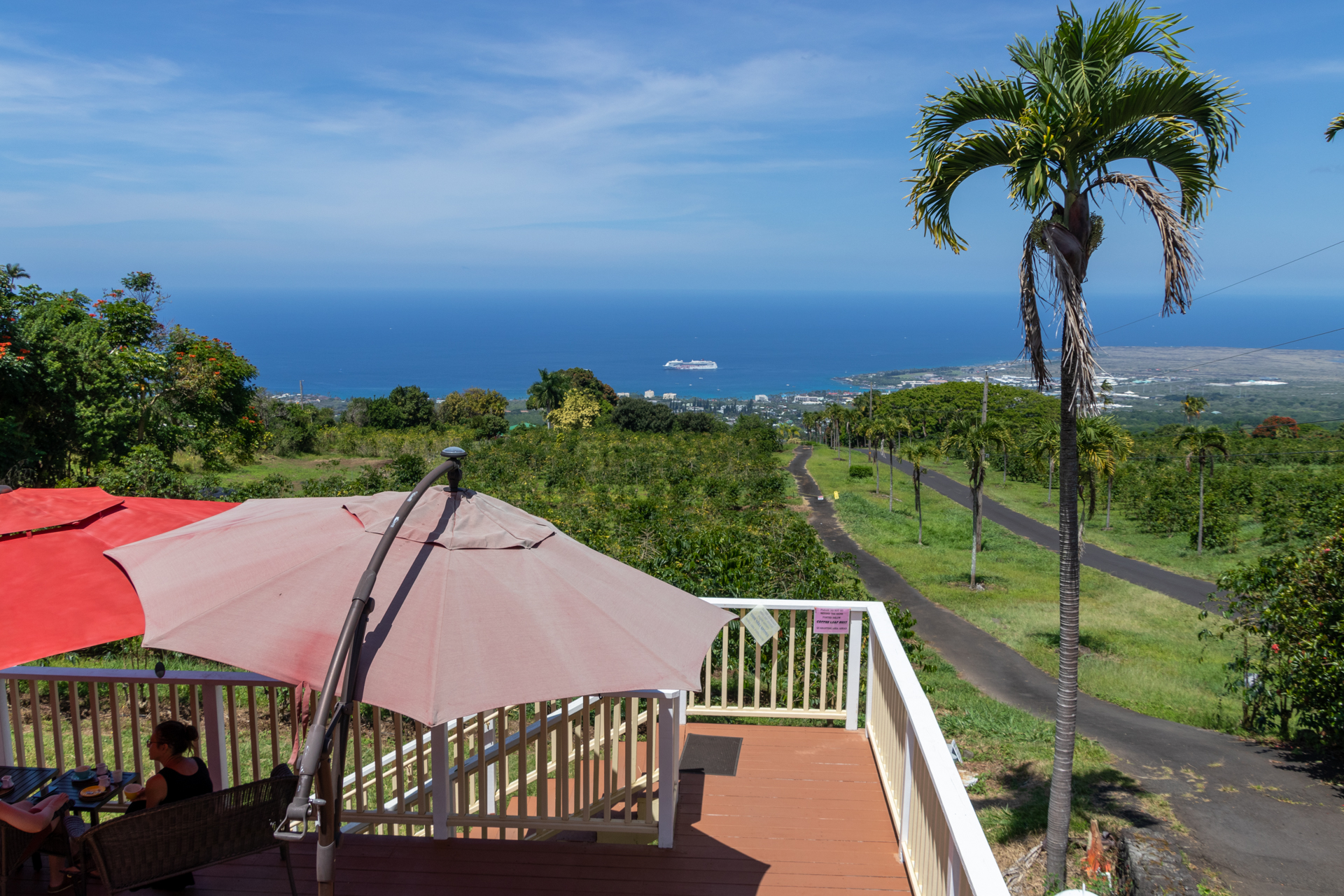 テラス席でゆっくり過ごすのもよさそうだ