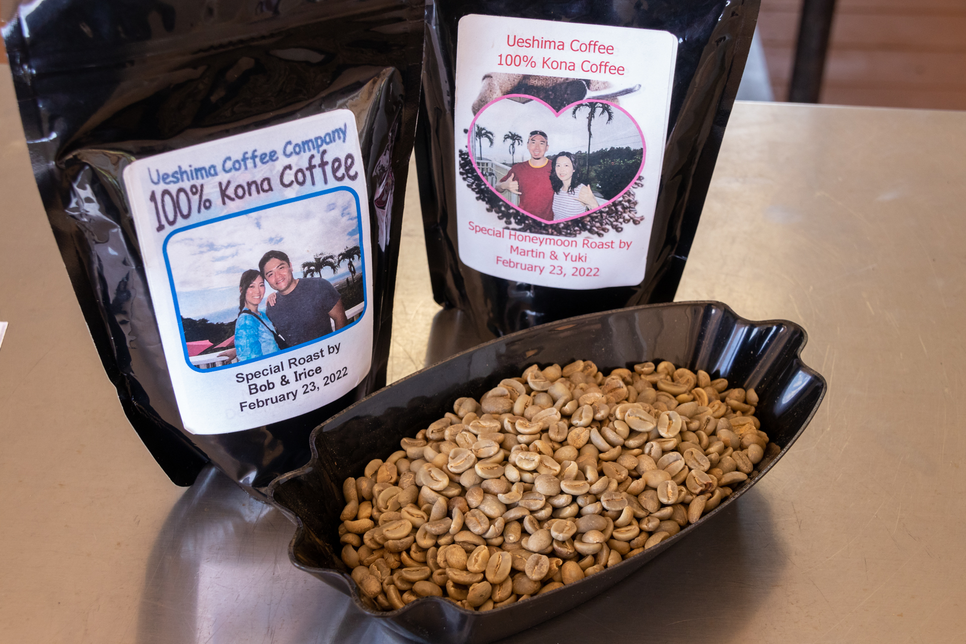 出来上がりのサンプルと焙煎する前のコーヒー豆