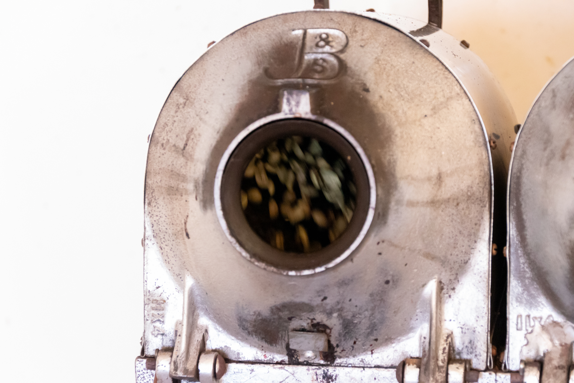 焙煎機のなかで踊るコーヒー豆