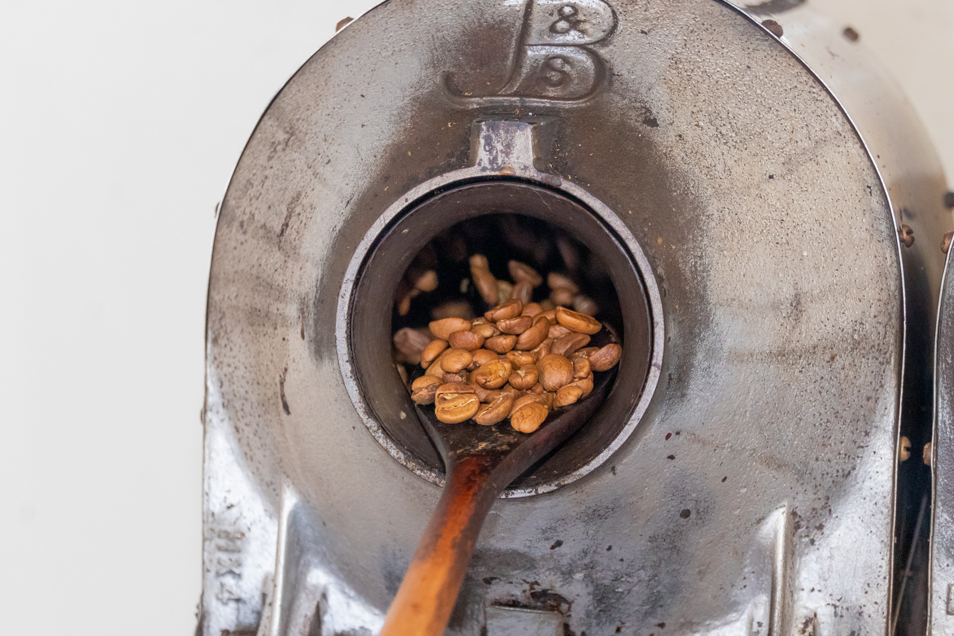 香りがしてくるとコーヒー豆も色づき始める