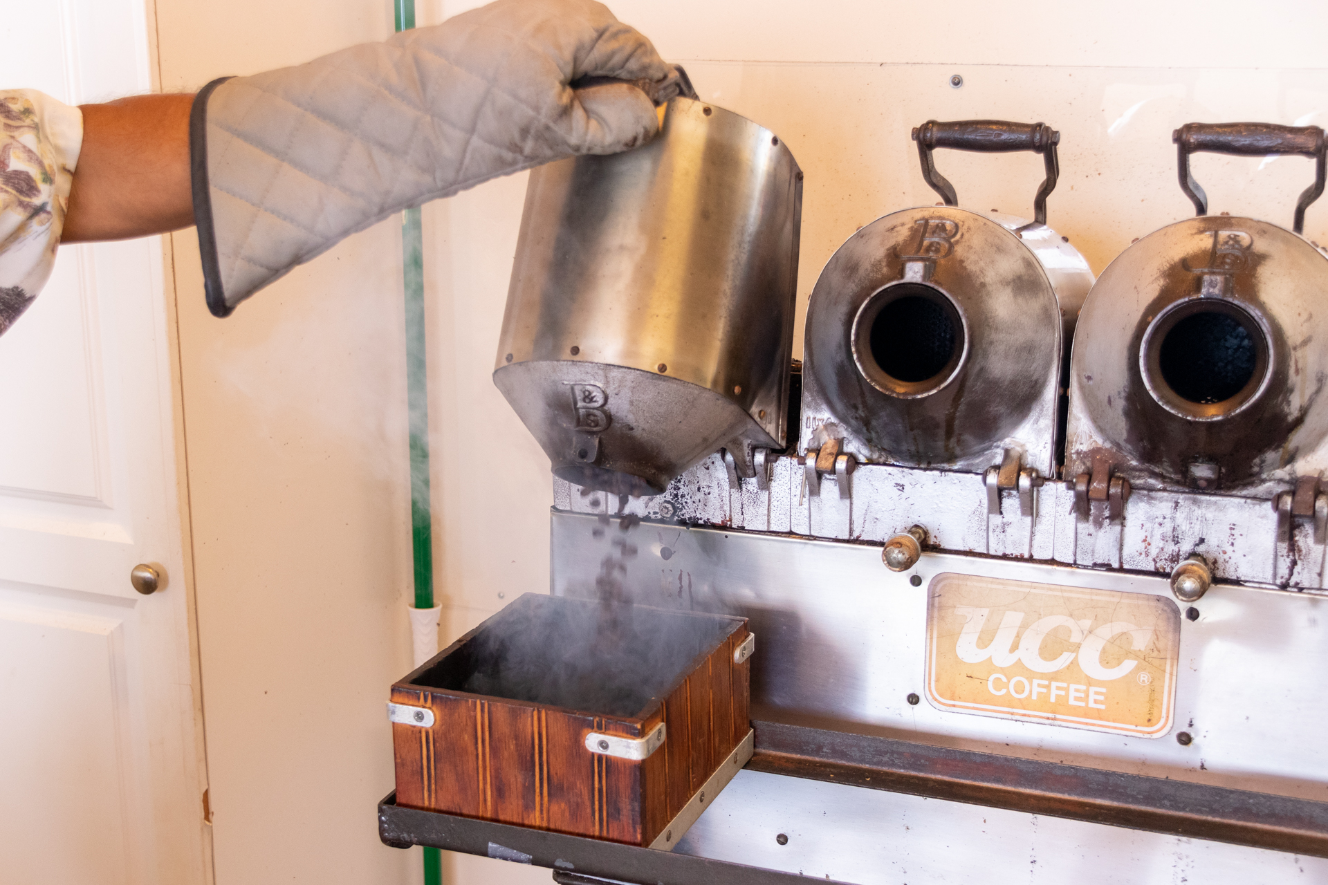 焙煎したてのコーヒー豆を木箱に移す