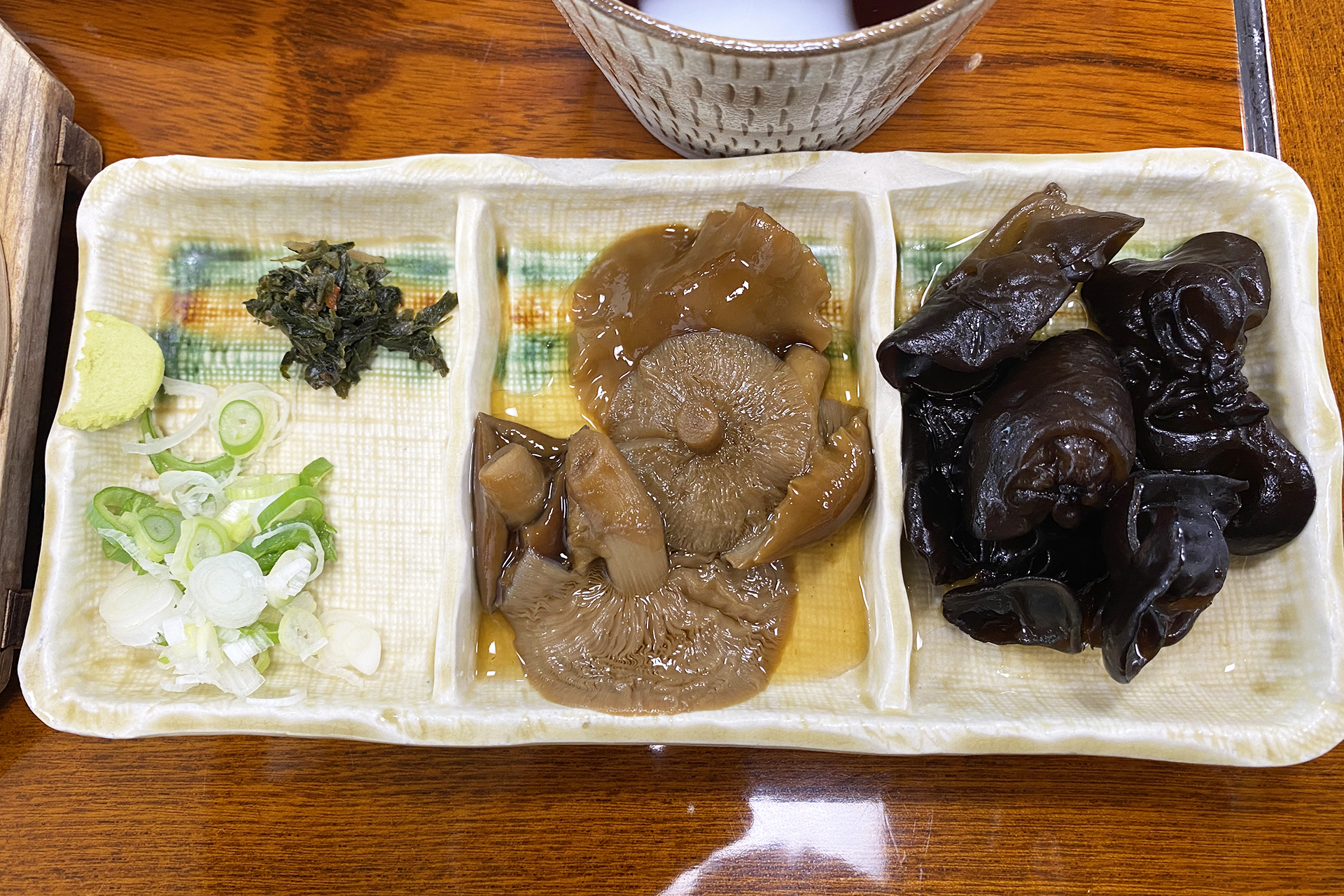 この日の山菜はきのこときくらげ。青シソや唐辛子などを塩漬けにした薬味の「山人漬け」も美味