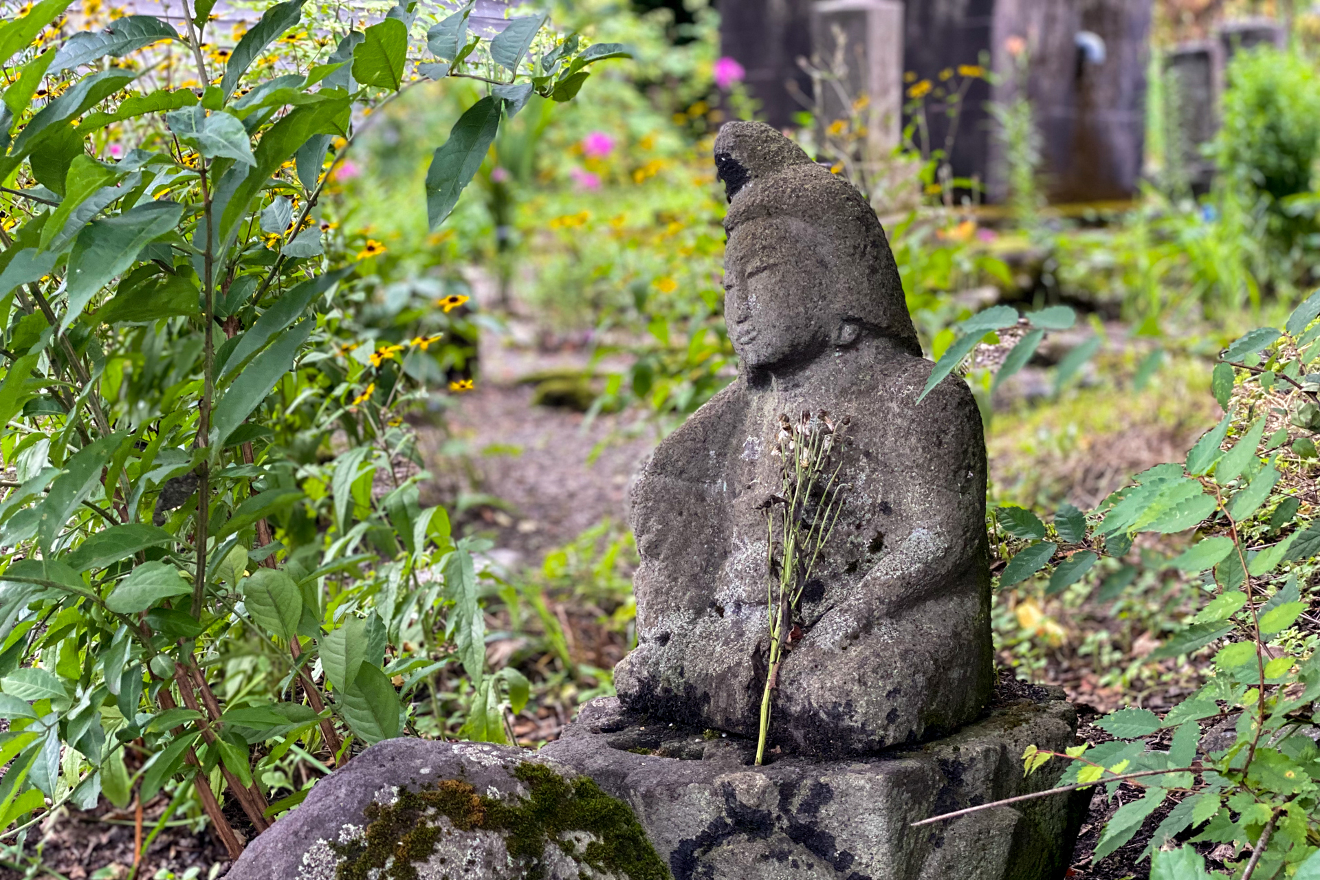 村内には素朴な石仏があちこちに