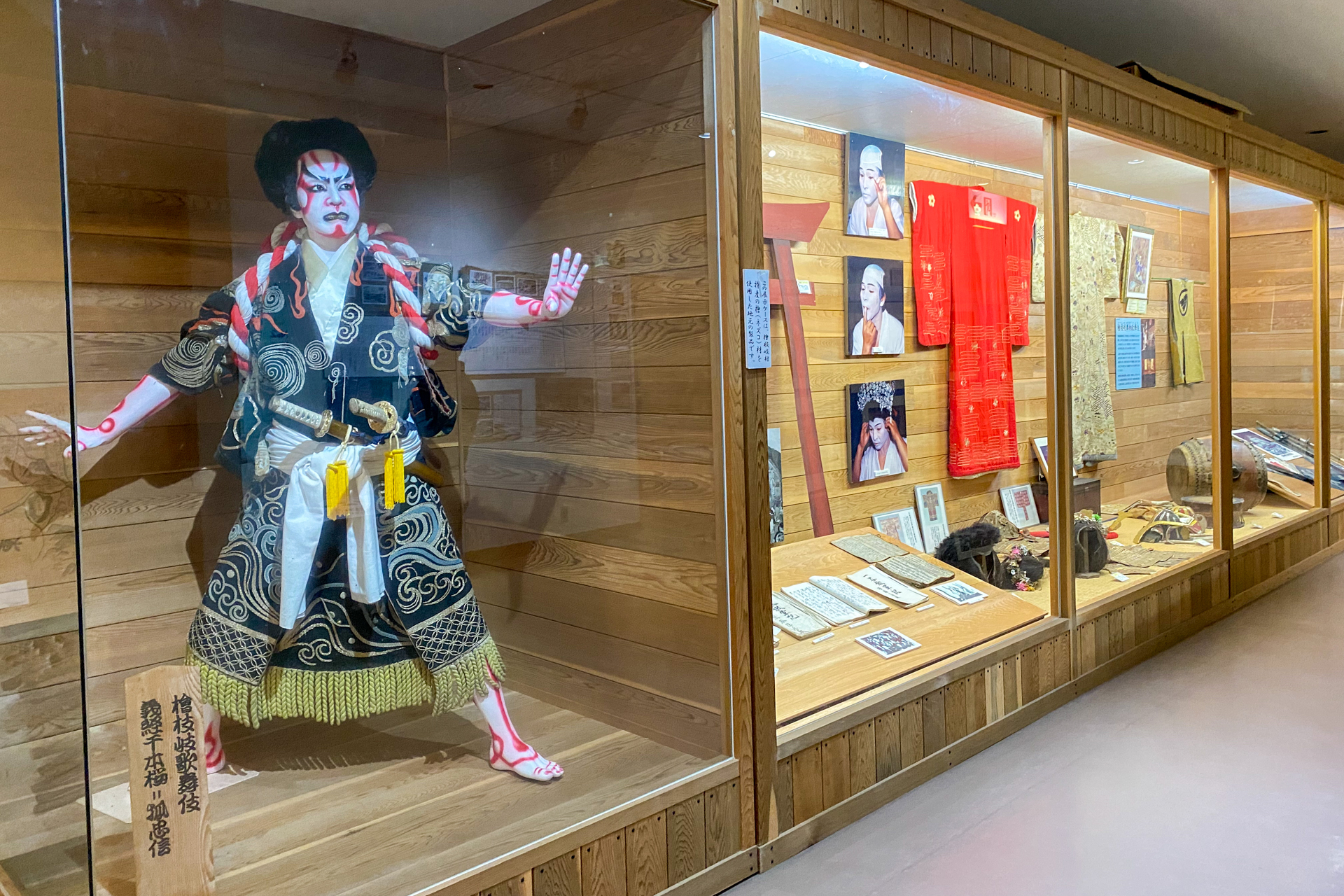 歌舞伎の衣装や小道具などの展示