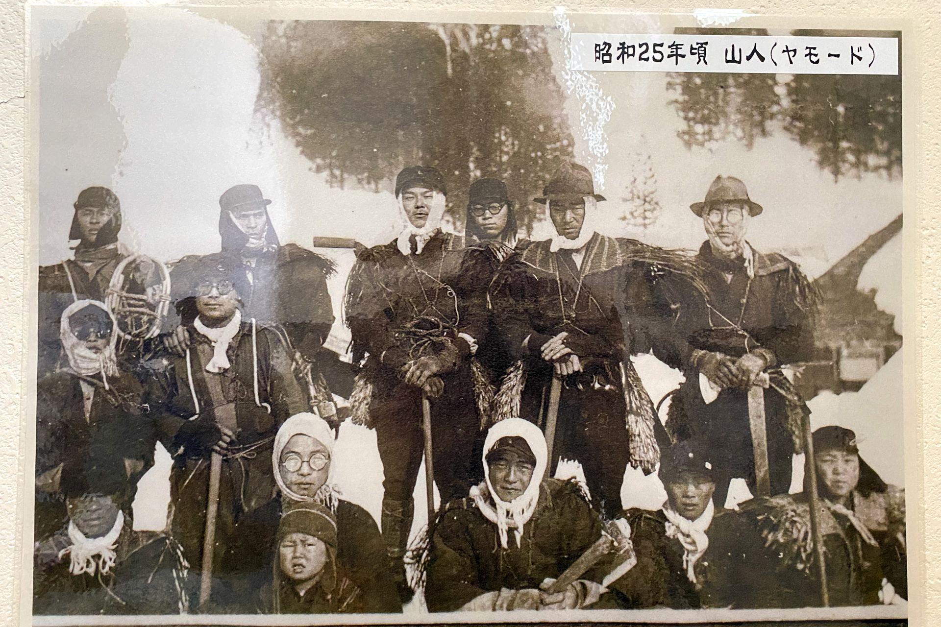 階段付近に掲げられていた昔の写真。山人（やもーど）の皆さんカッコいい