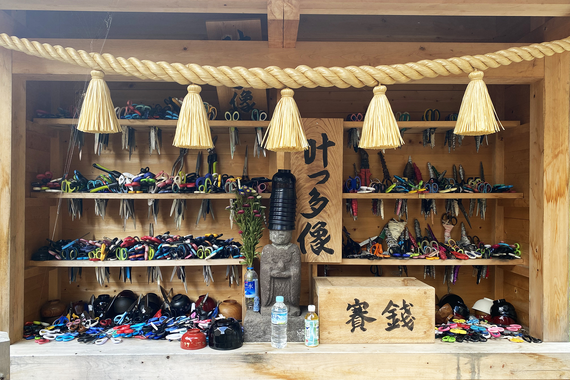 ハサミが多くなりすぎたので隣に別のお供えスペースが設けられていました