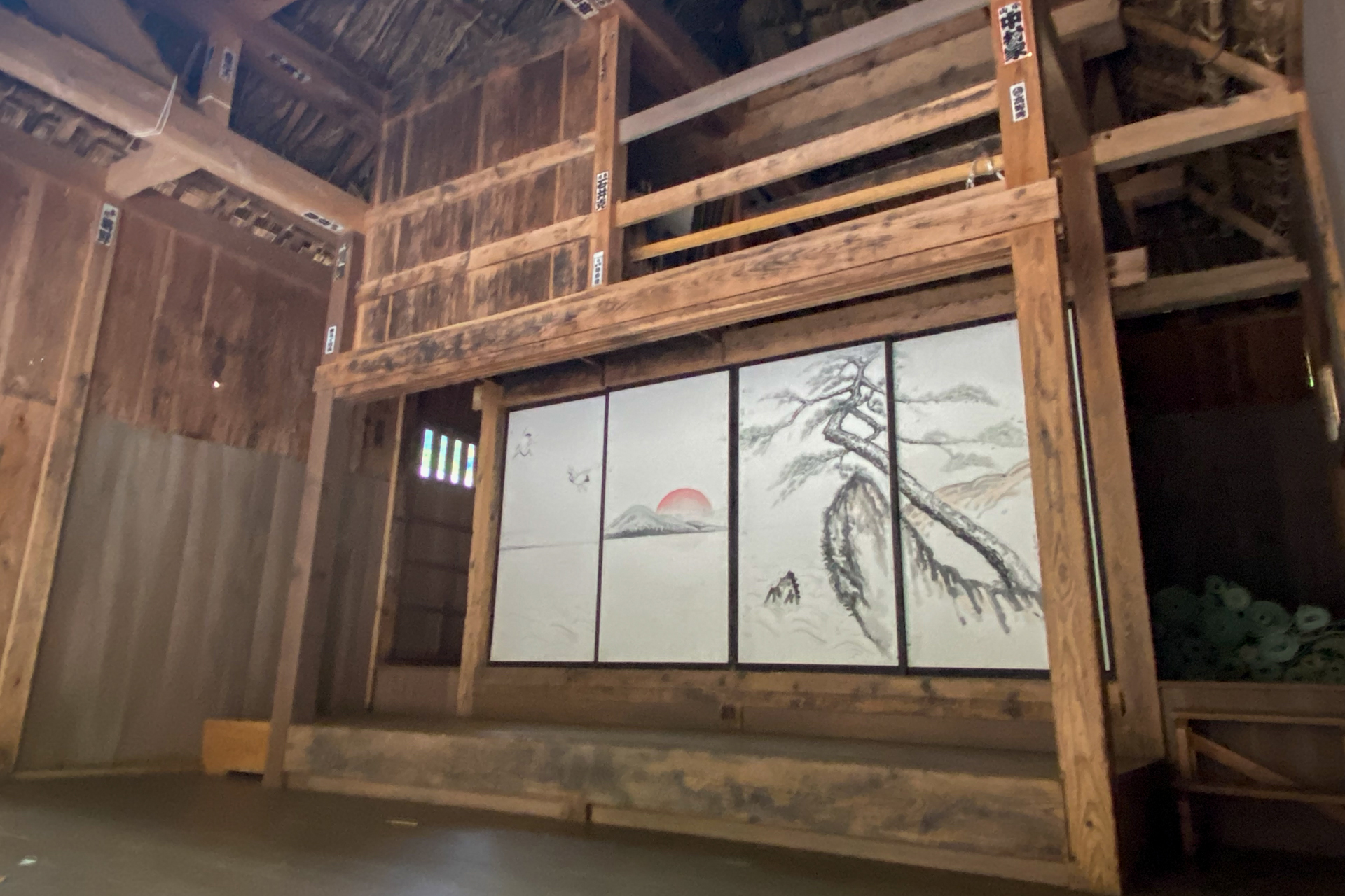 村民は「檜枝岐の舞台」の舞殿を“めえでん”と呼ぶそうです